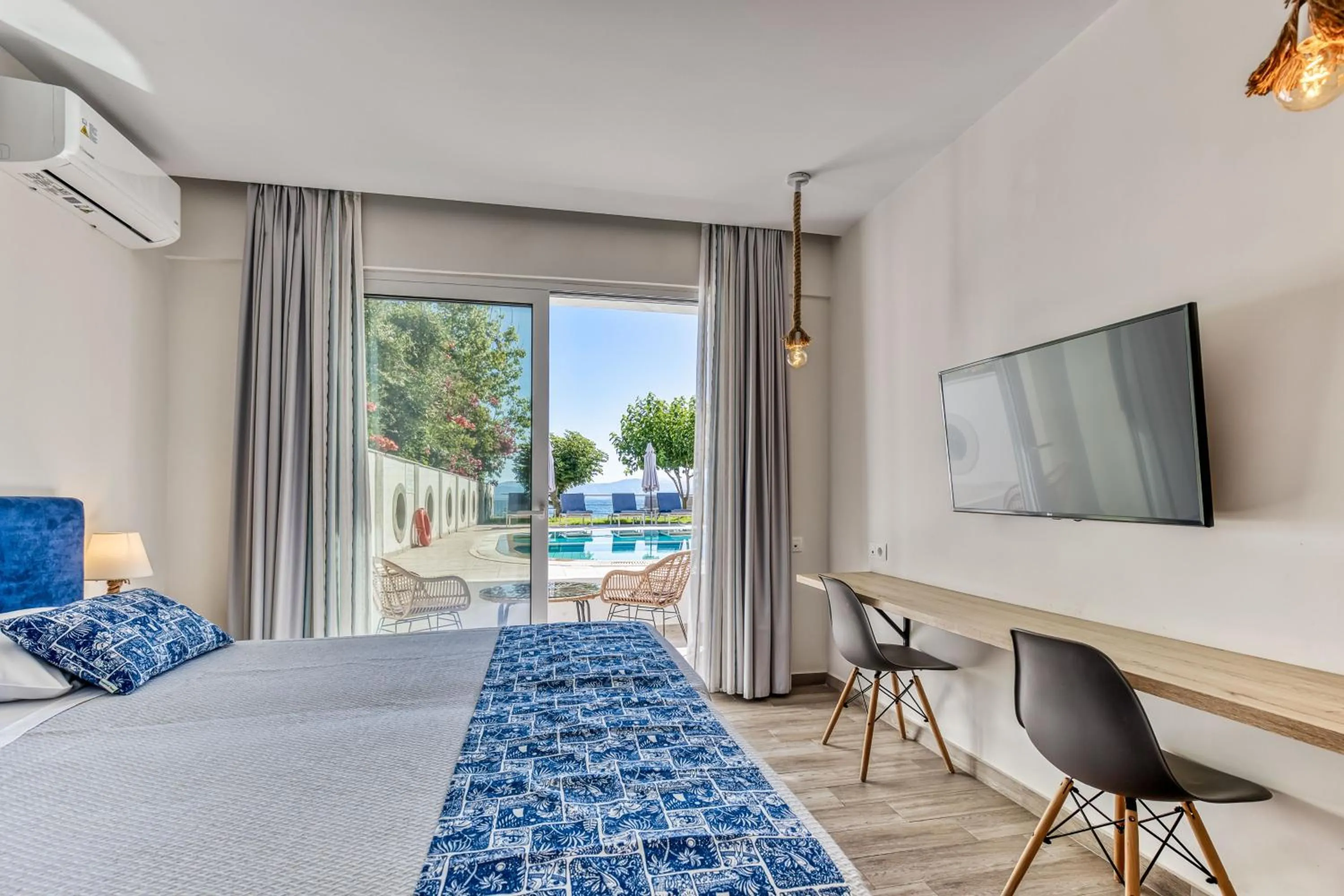 View (from property/room), Bed in Sirocco Hotel