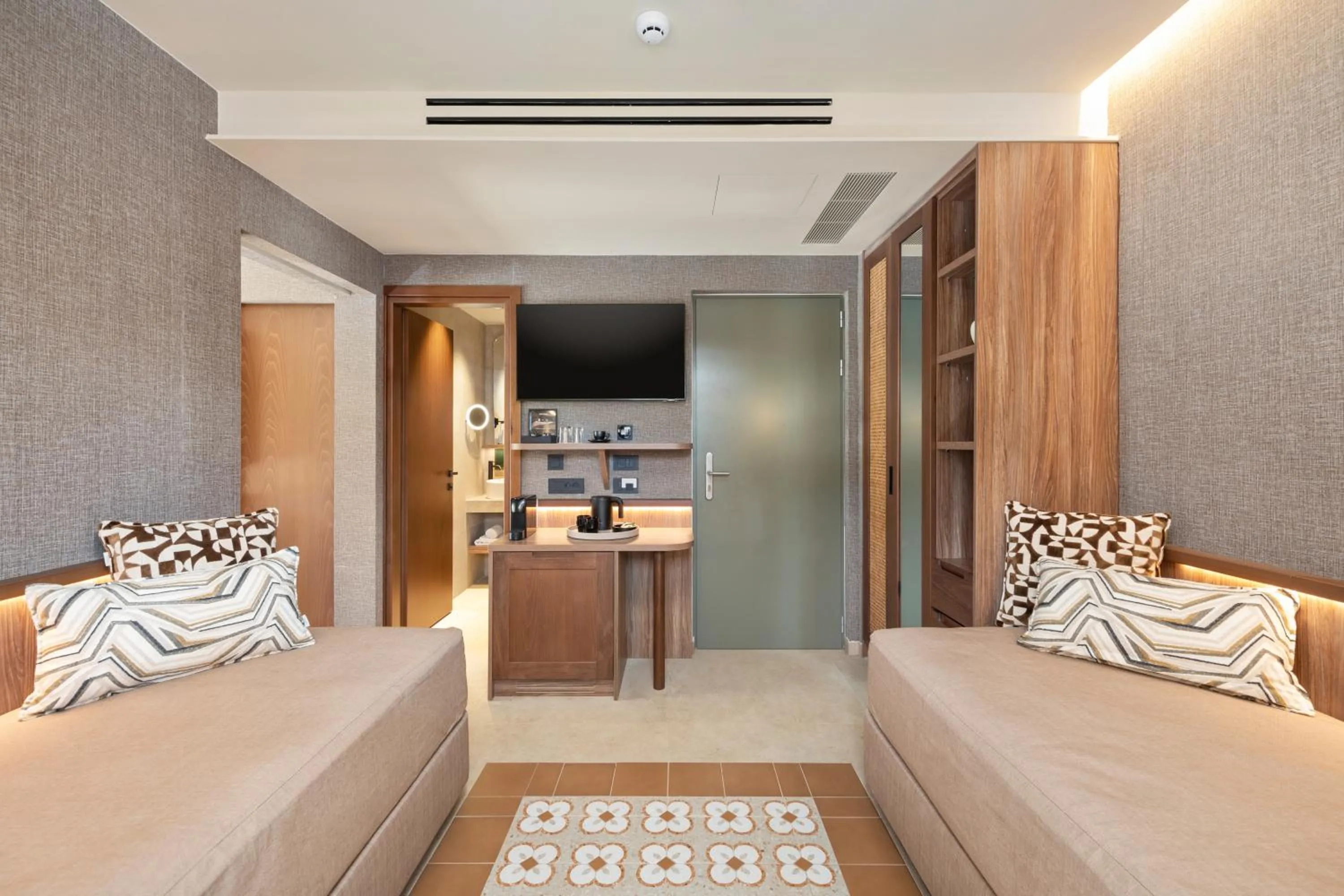 Living room, Bed in SENTIDO Apollo Palace