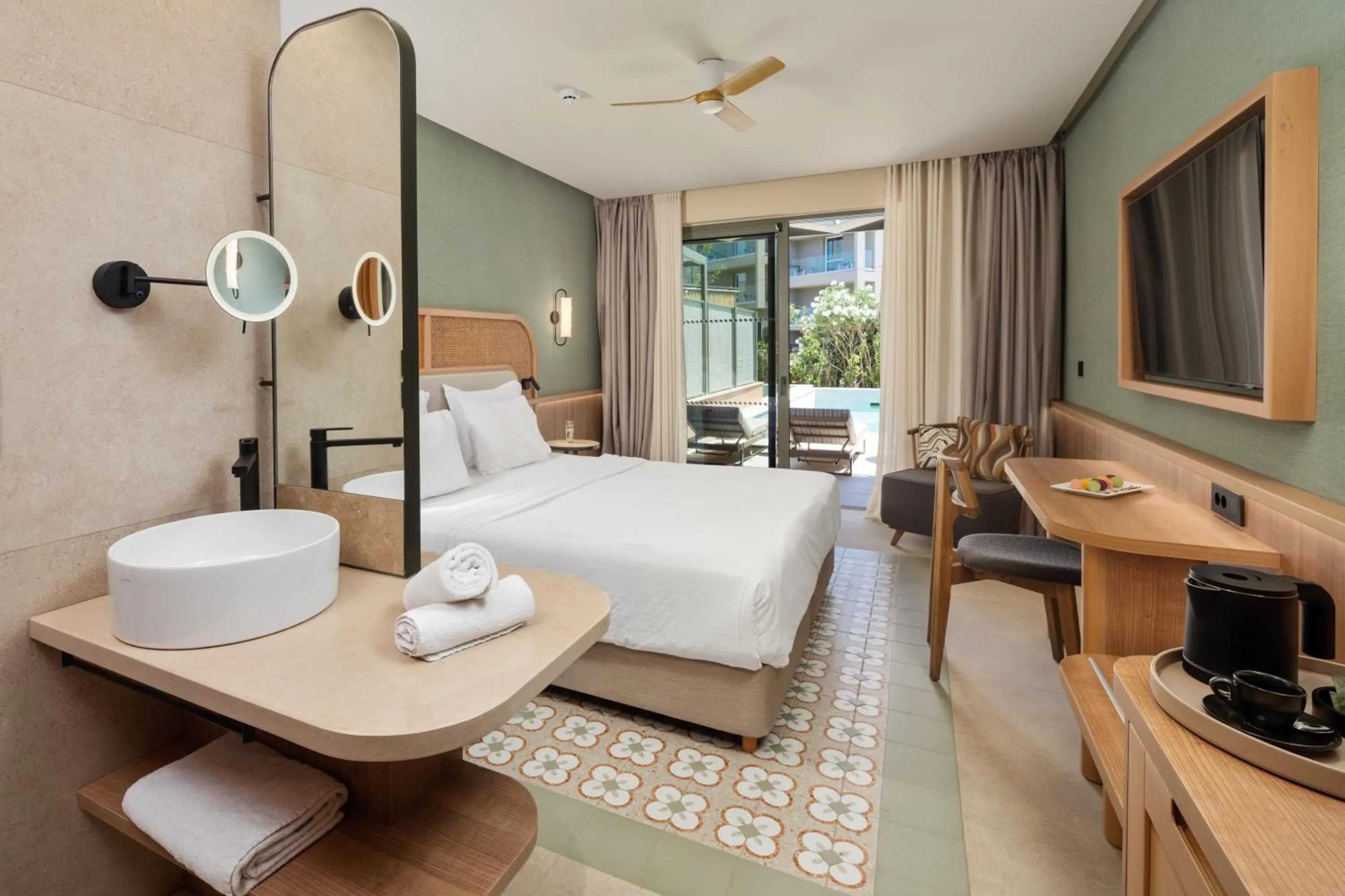 Photo of the whole room, Bed in SENTIDO Apollo Palace