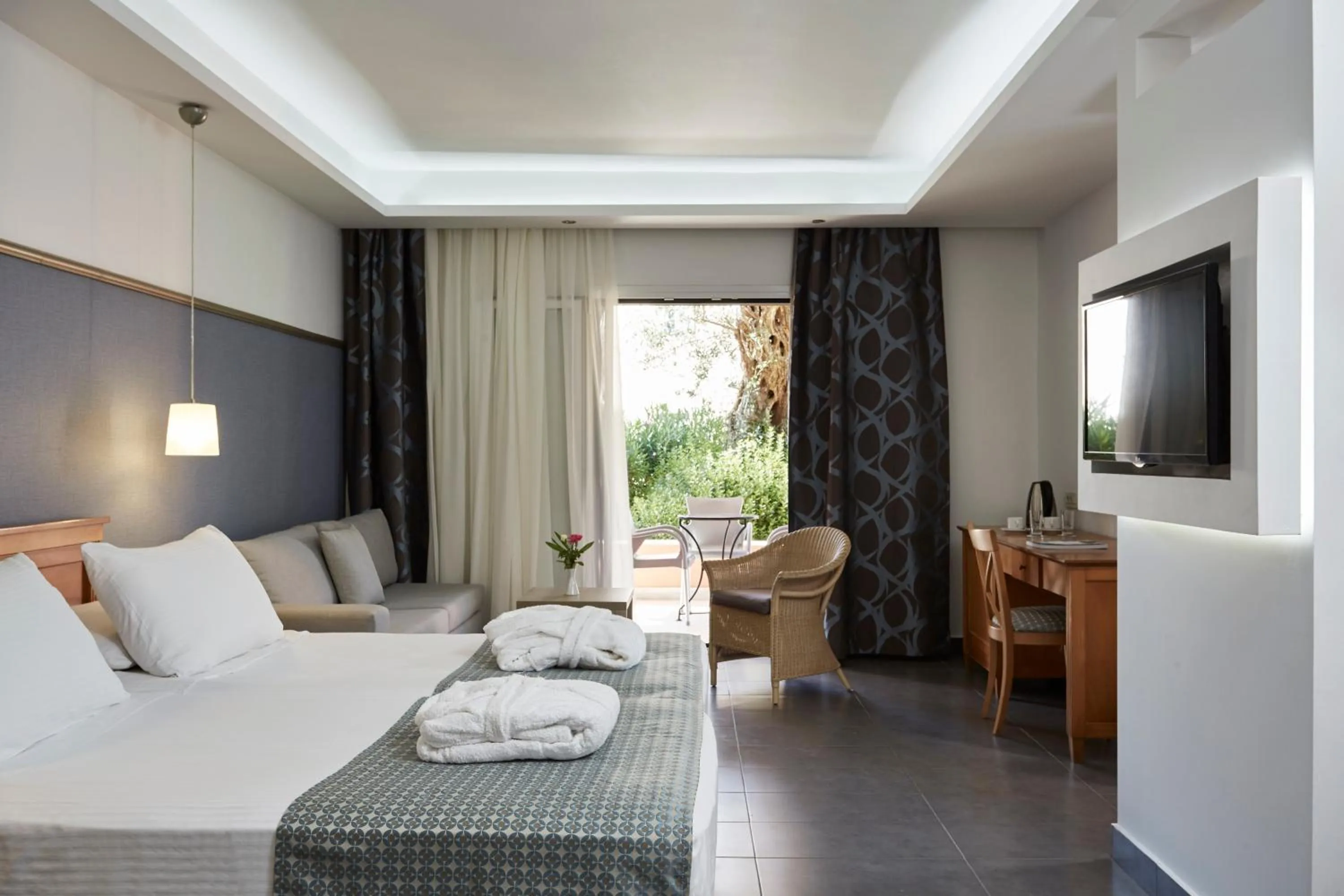 Bedroom, Bed in SENTIDO Apollo Palace