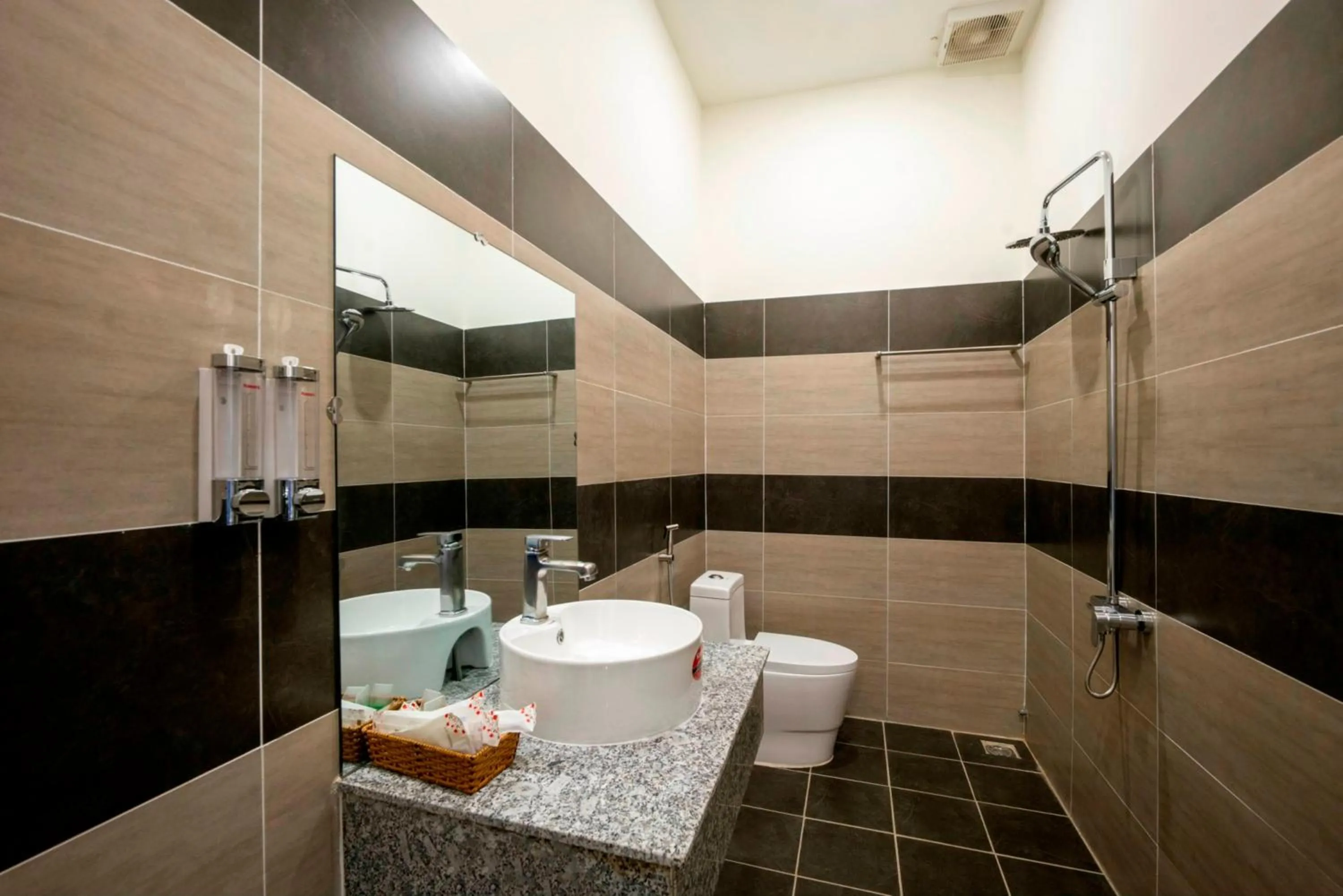 Toilet in Phú Quốc Hotel