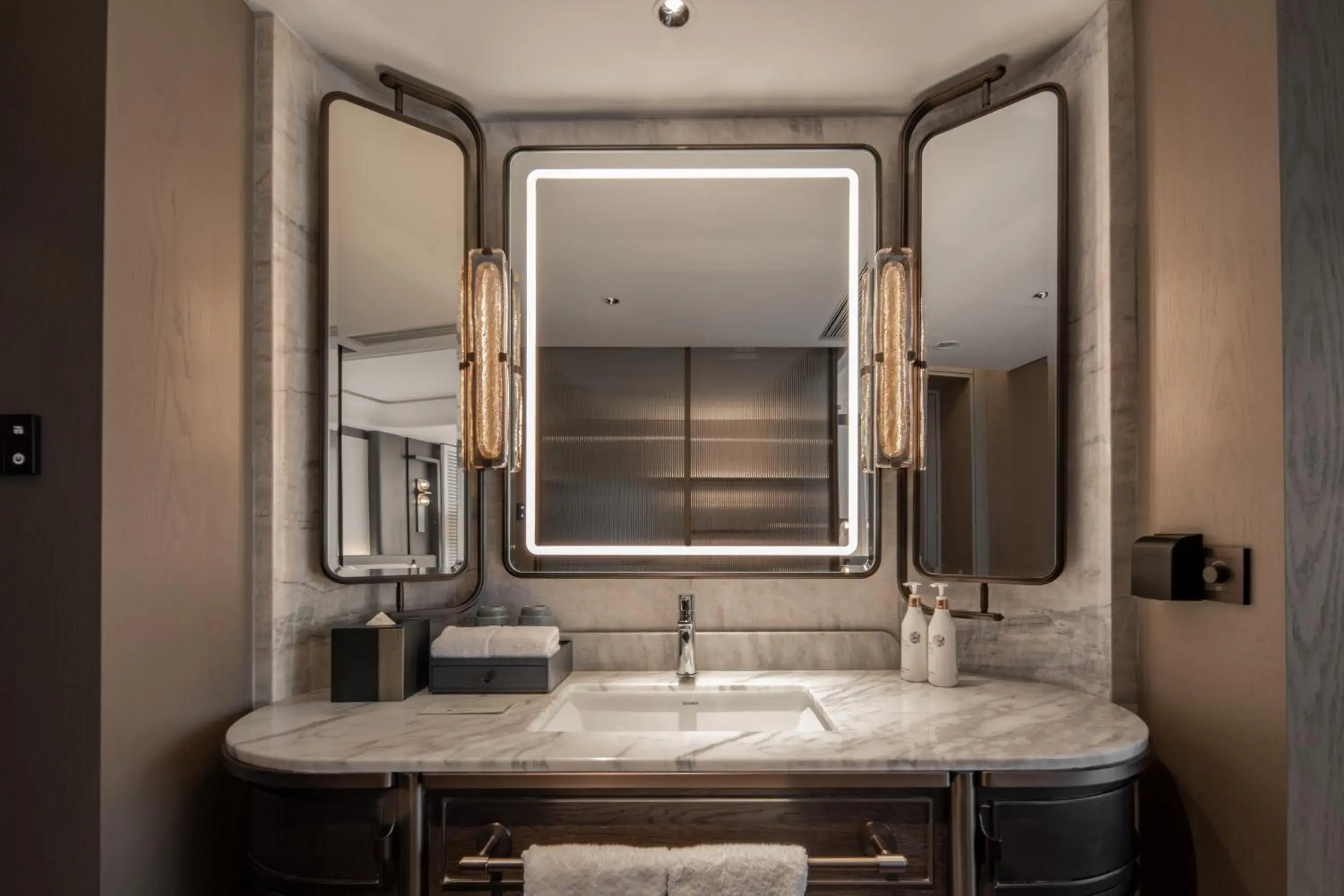 Standard King Room - Accessible in Hangzhou Wulin GDA Hotel, Vignette Collection - Nearby the iconic Wulin Square, with only a few minutes' walk to the West Lake Standard King Room - Accessible in Hangzhou Wulin GDA Hotel, Vignette Collection - Nearby the iconic Wulin Square, with only a few minutes' walk to the West Lake