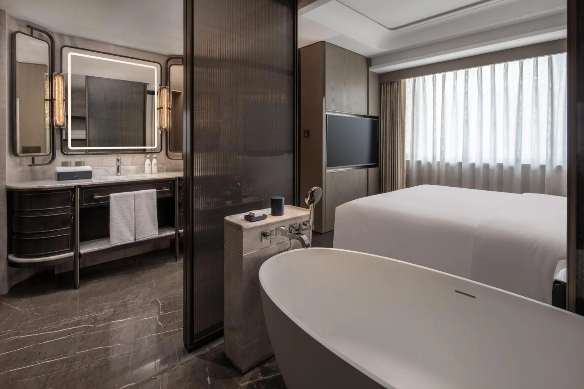 Bathroom, Bed in Hangzhou Wulin GDA Hotel, Vignette Collection