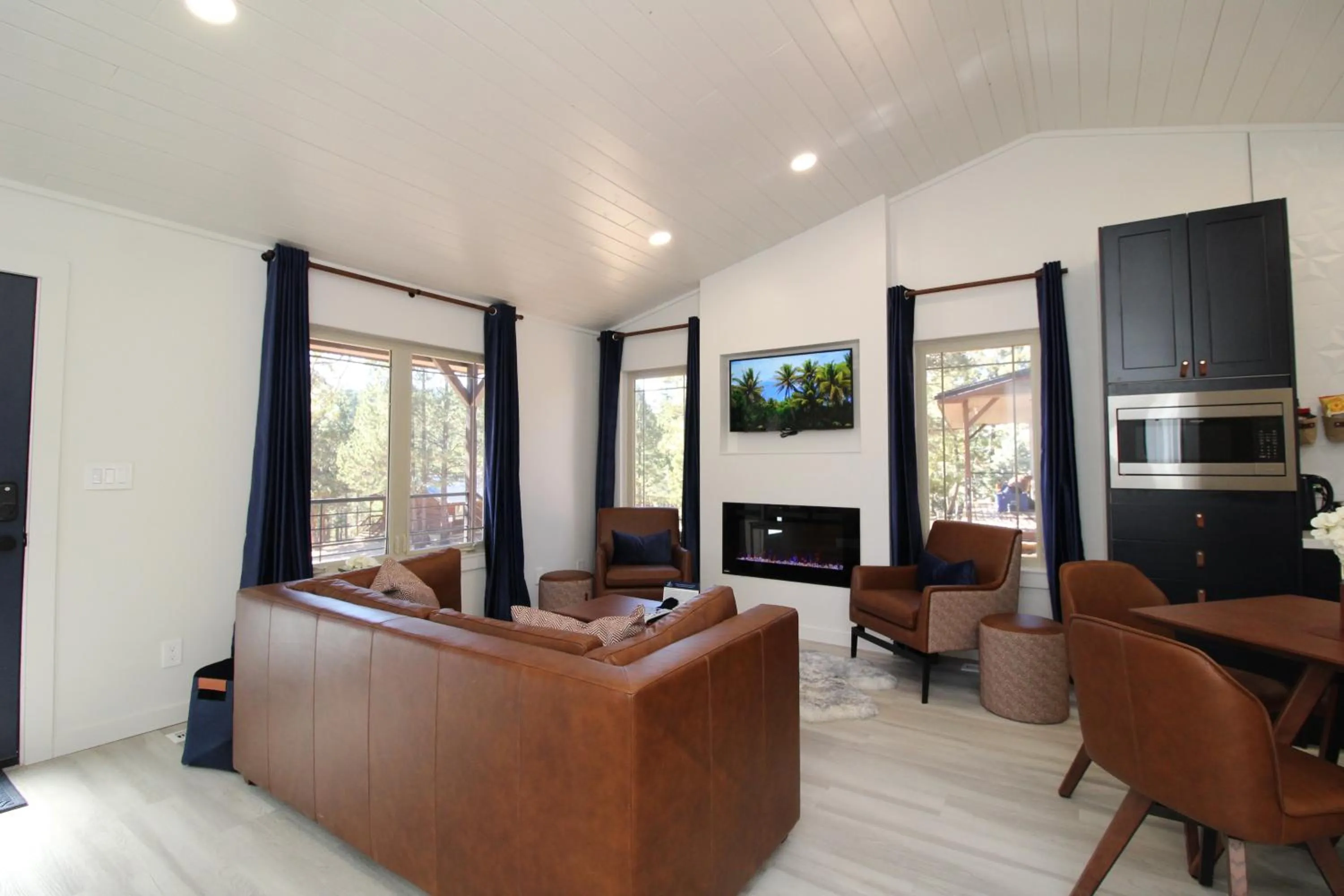 Communal lounge/ TV room in The Retreat at Angel Fire