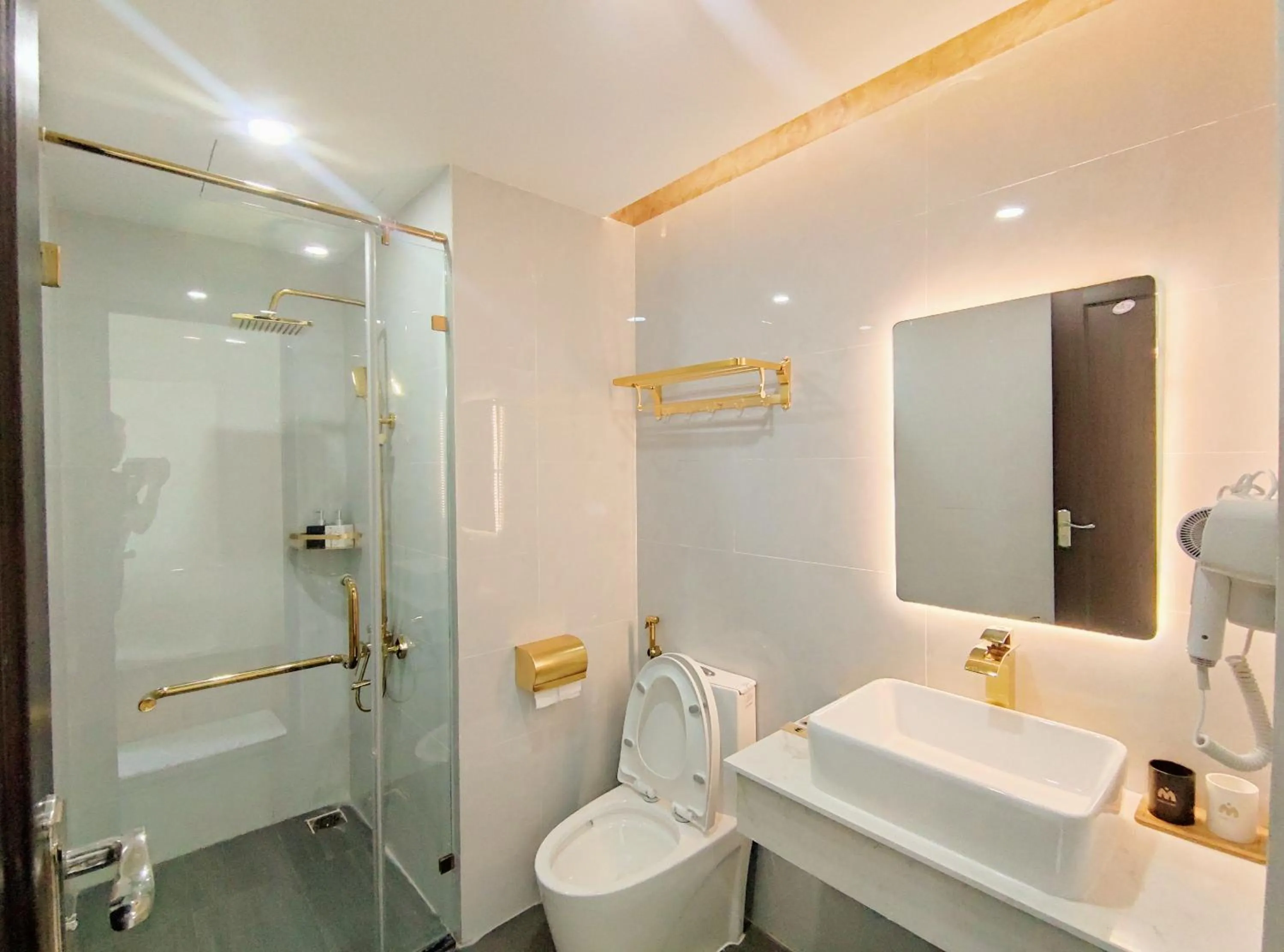 Bathroom in Maris Da Nang Hotel & Apartment
