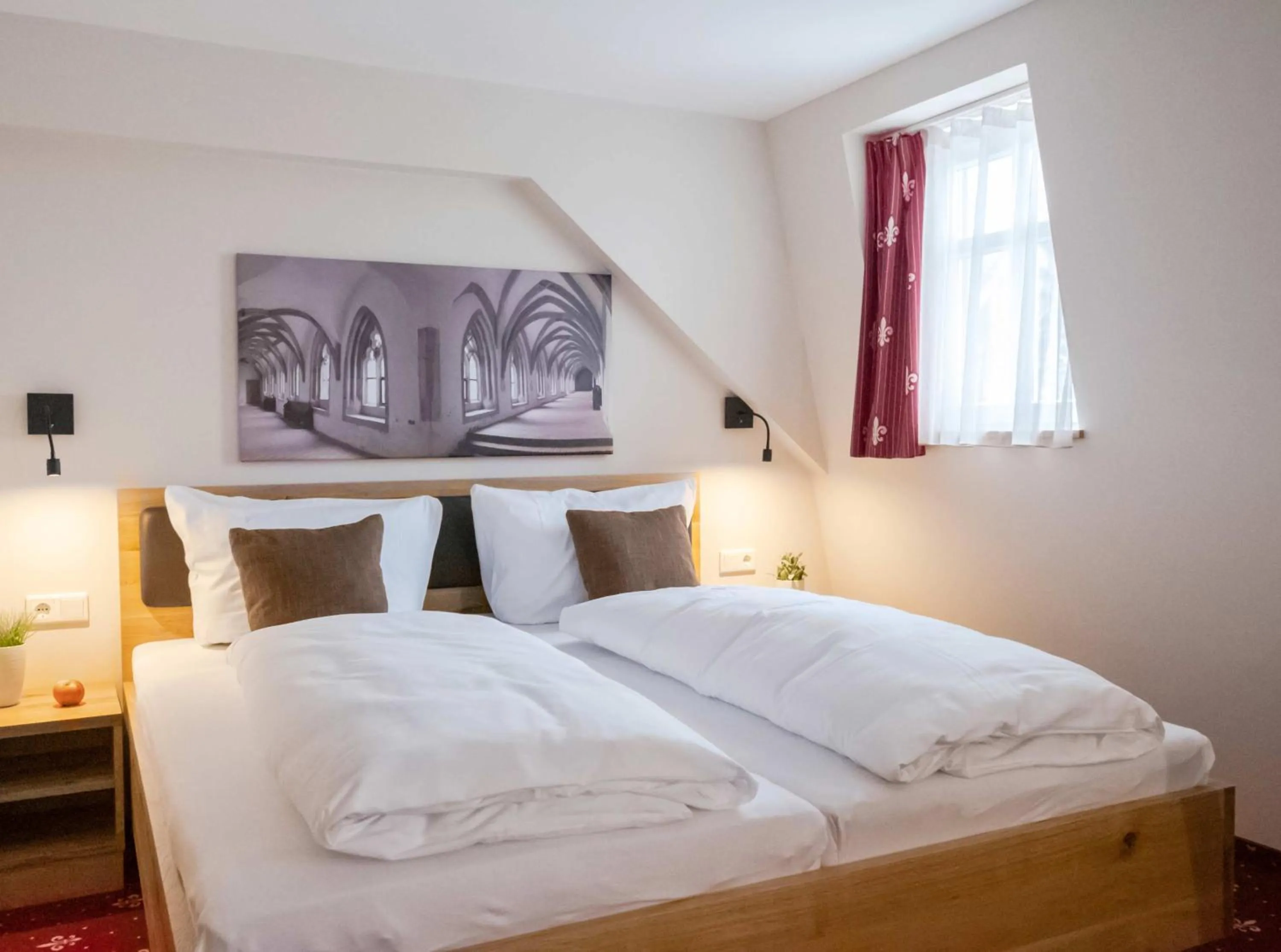 Bedroom, Bed in Klostergasthof Heidenheim - Hotel Garni