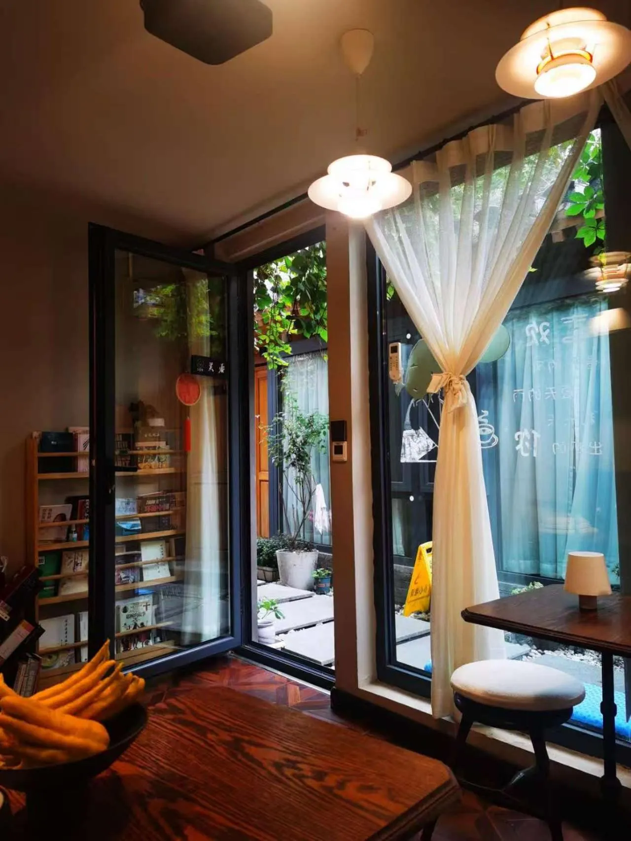 Coffee/tea facilities in Templeside Courtyard Hotel Close to Sqaure Forbidden next to White temple Free laundry and breakfast Personalized Needs Develop