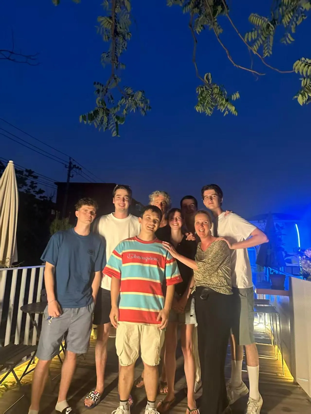 Family in Templeside Courtyard Hotel Close to Sqaure Forbidden next to White temple Free laundry and breakfast Personalized Needs Develop