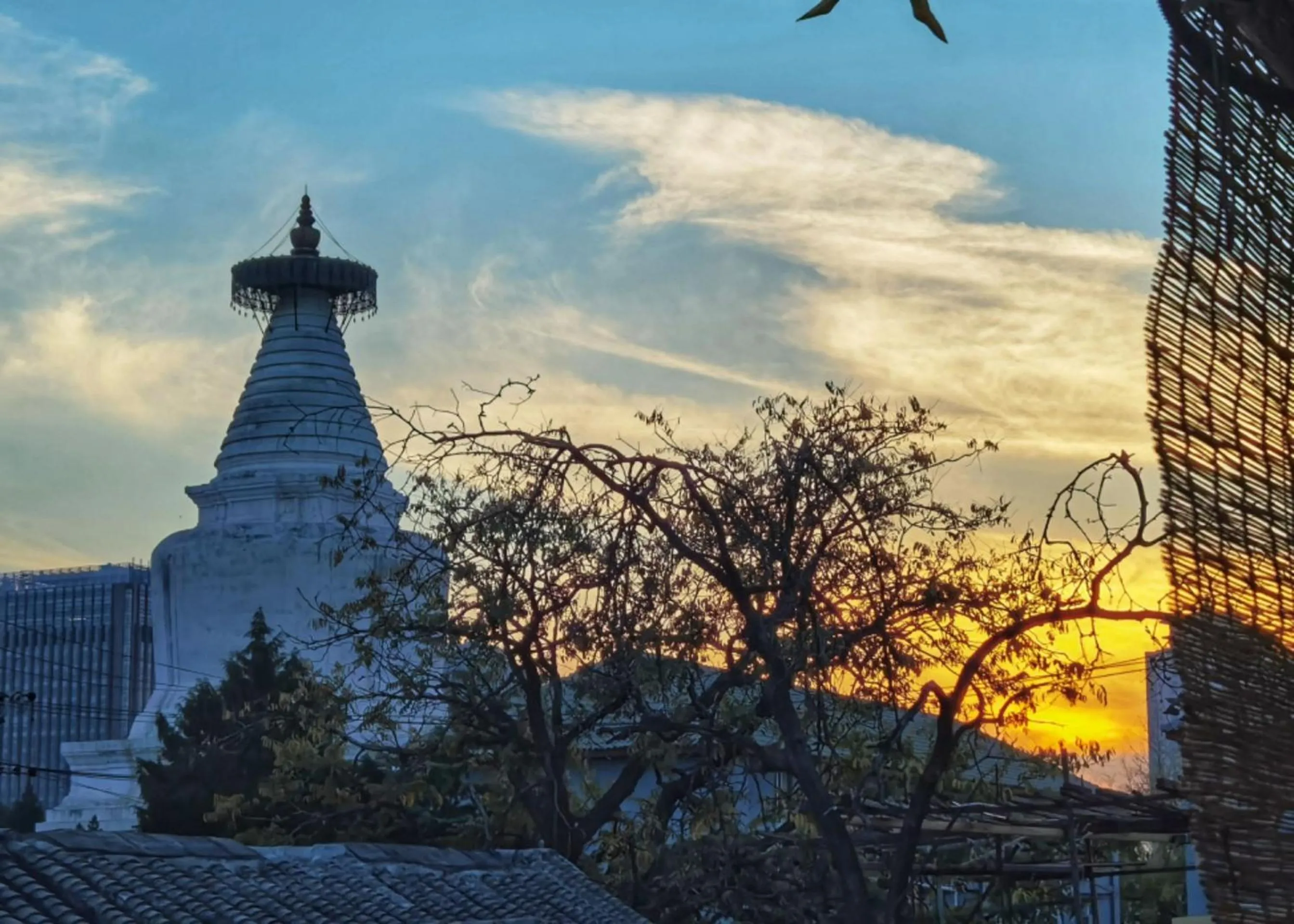 Day in Templeside Courtyard Hotel Close to Sqaure Forbidden next to White temple Free laundry and breakfast Personalized Needs Develop