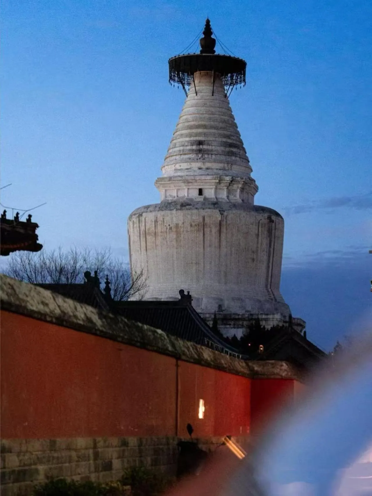 Landmark view in Templeside Courtyard Hotel Close to Sqaure Forbidden next to White temple Free laundry and breakfast Personalized Needs Develop