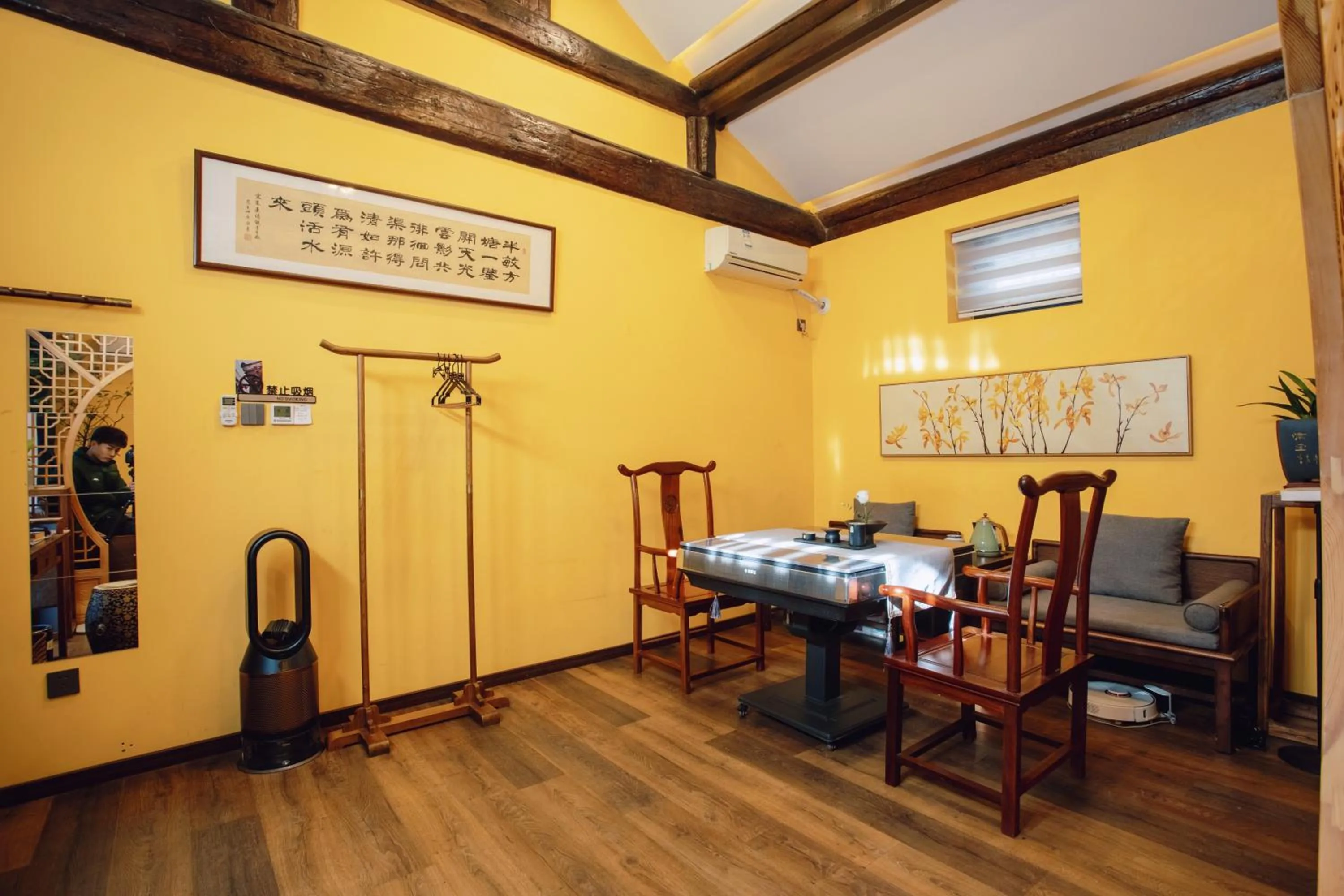 Living room in Templeside Courtyard Hotel Close to Sqaure Forbidden next to White temple Free laundry and breakfast Personalized Needs Develop