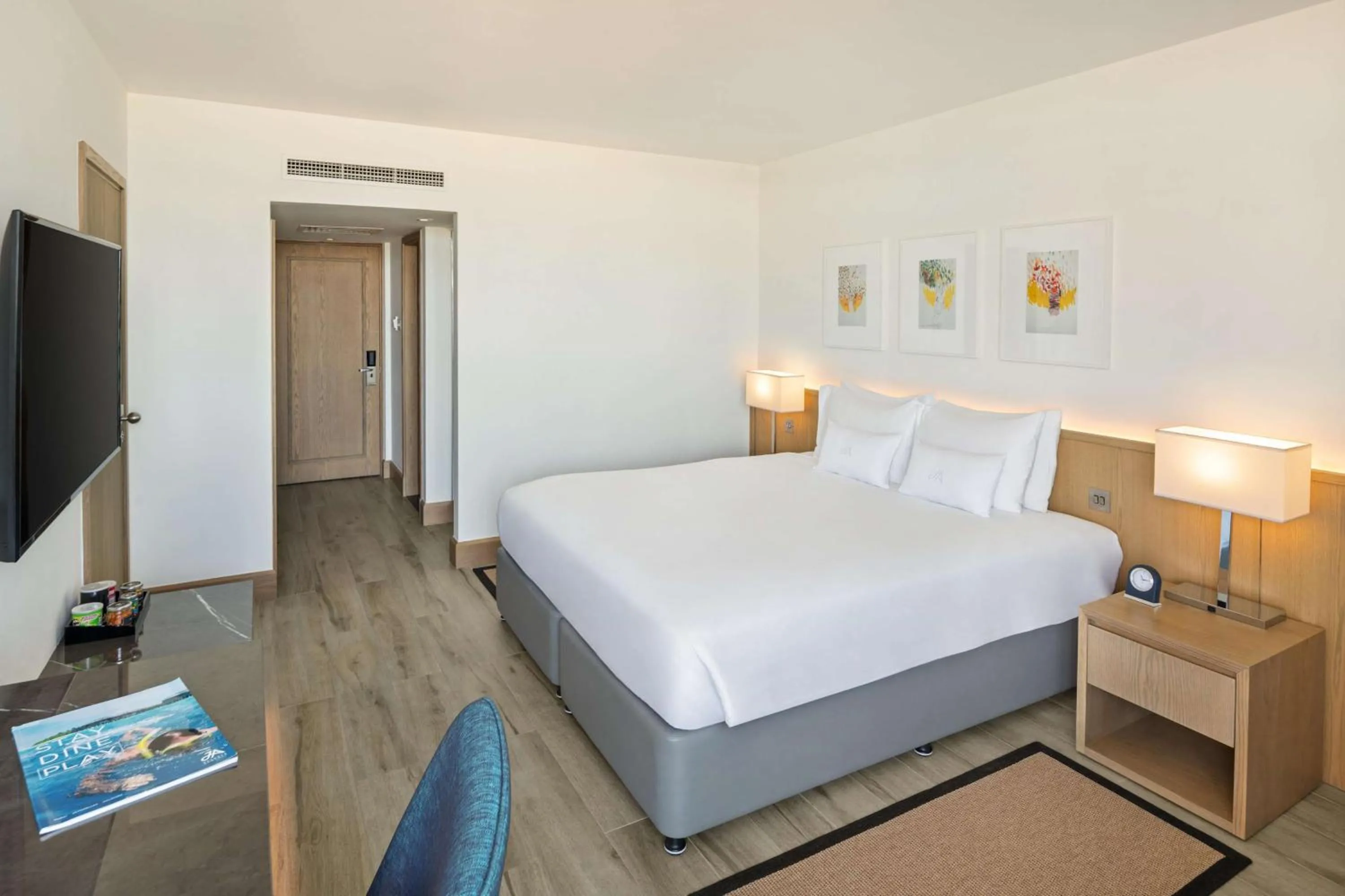 Bedroom, Bed in JA Beach Hotel, Dubai