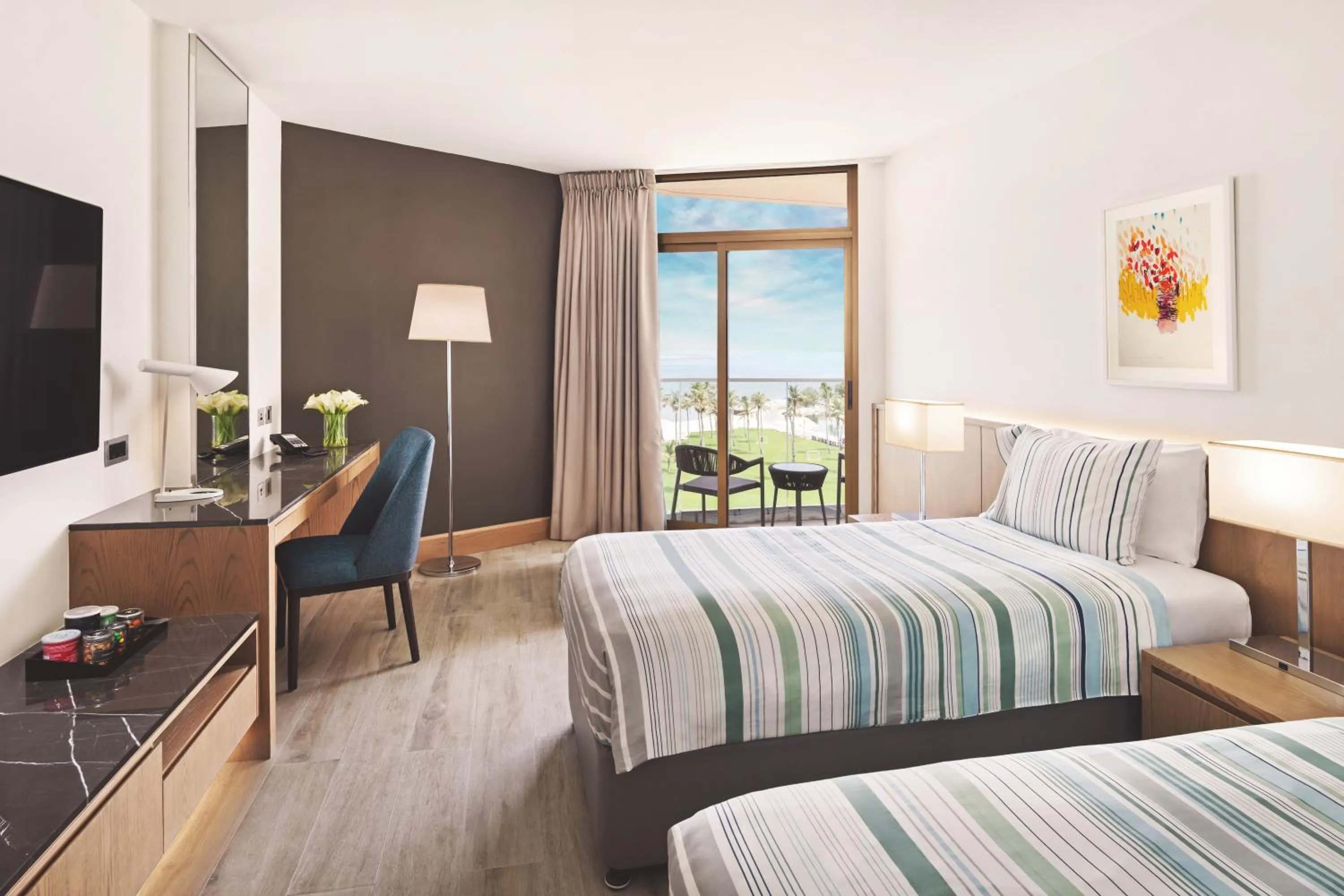 Communal lounge/ TV room, Bed in JA Beach Hotel, Dubai