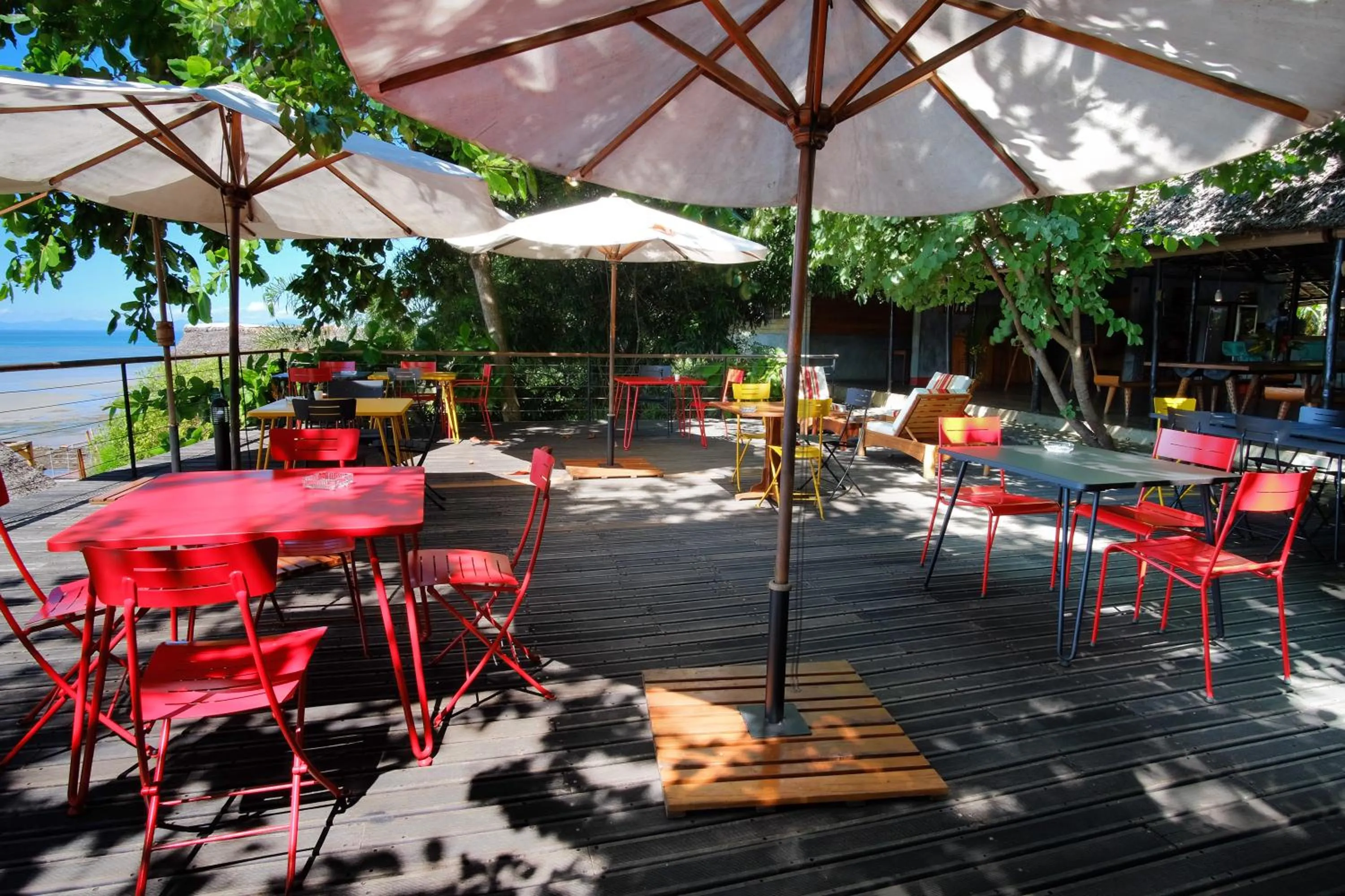 Restaurant/places to eat in L'heure Bleue