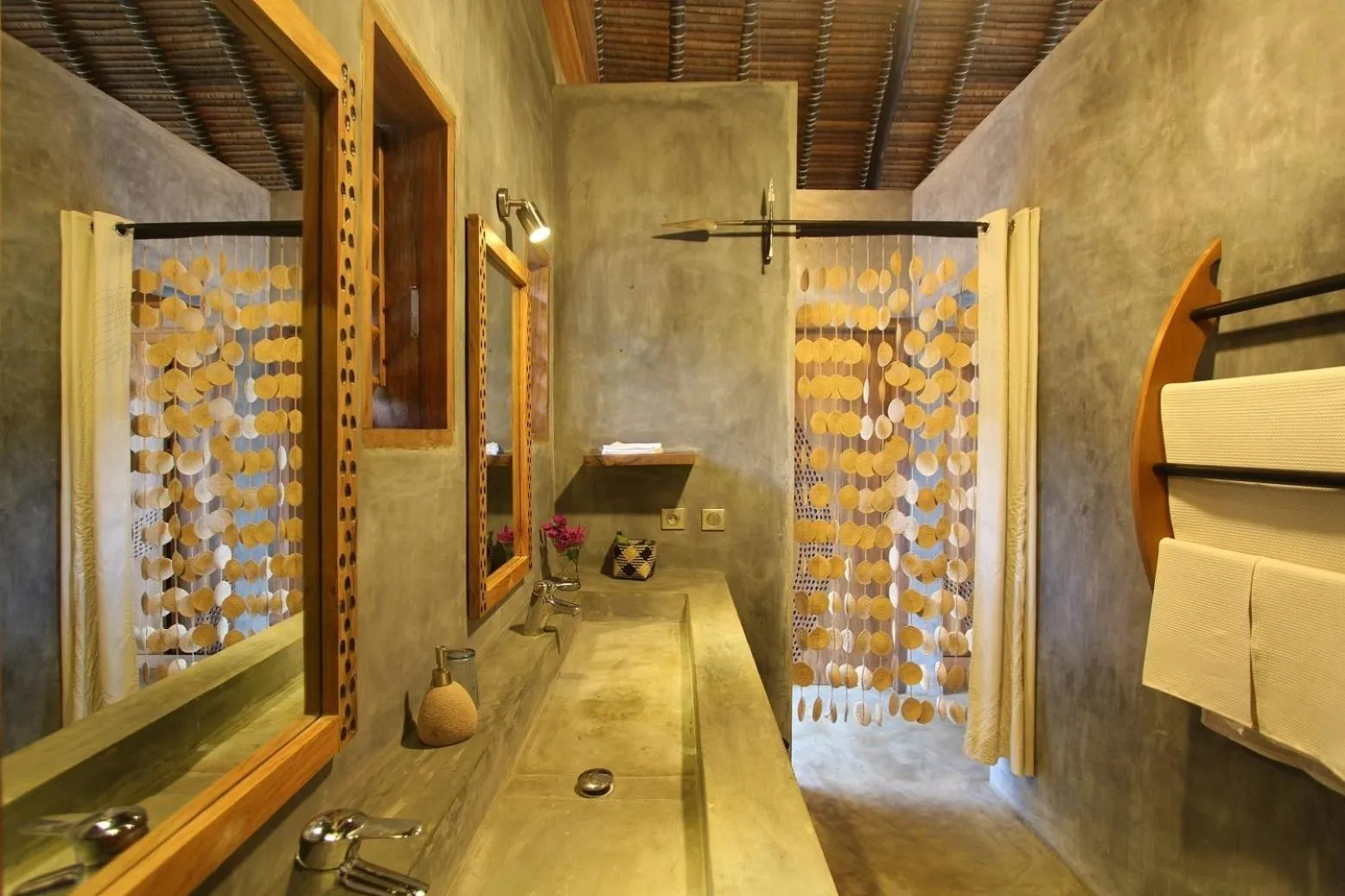 Bathroom in L'heure Bleue