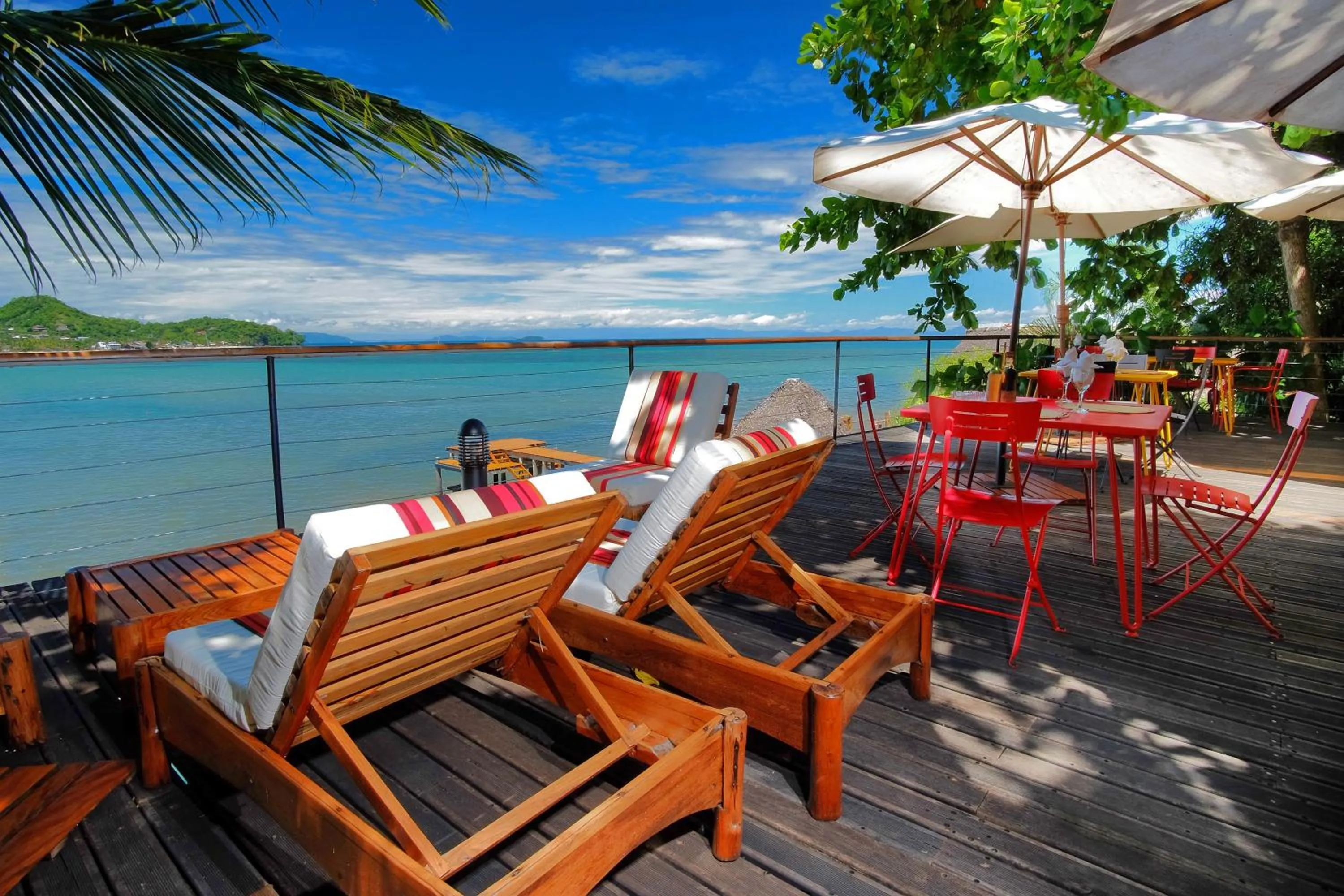 Restaurant/places to eat in L'heure Bleue