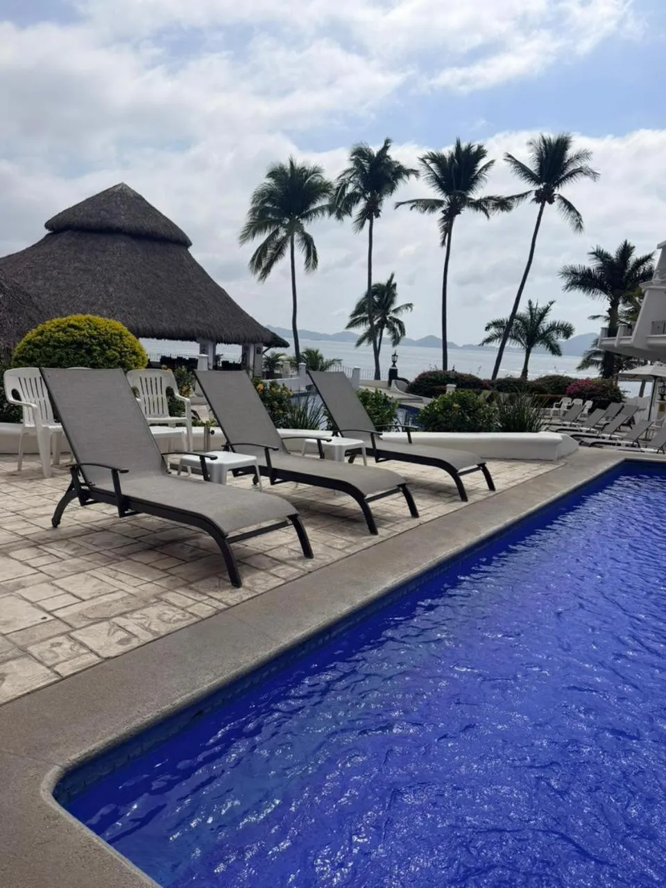 Swimming pool in Depto familiar con vista al mar en Playasol Manzanillo