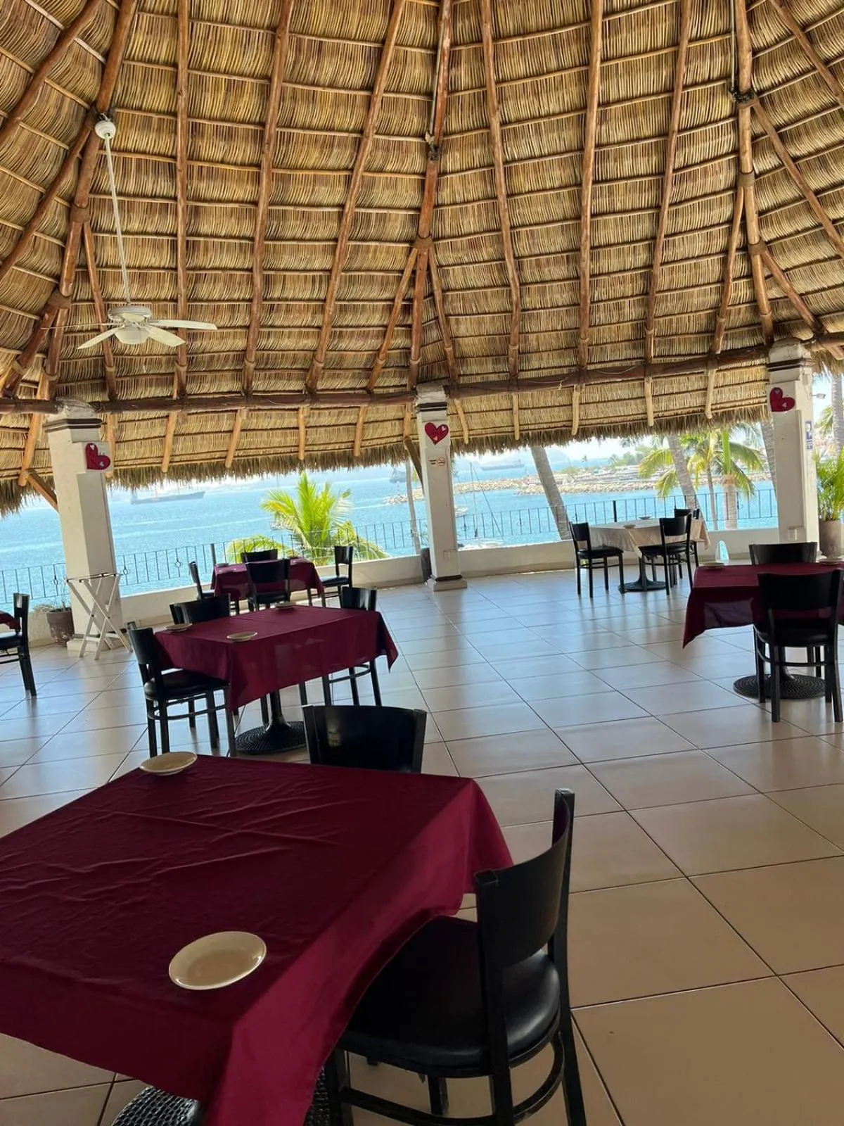 Restaurant/places to eat in Depto familiar con vista al mar en Playasol Manzanillo