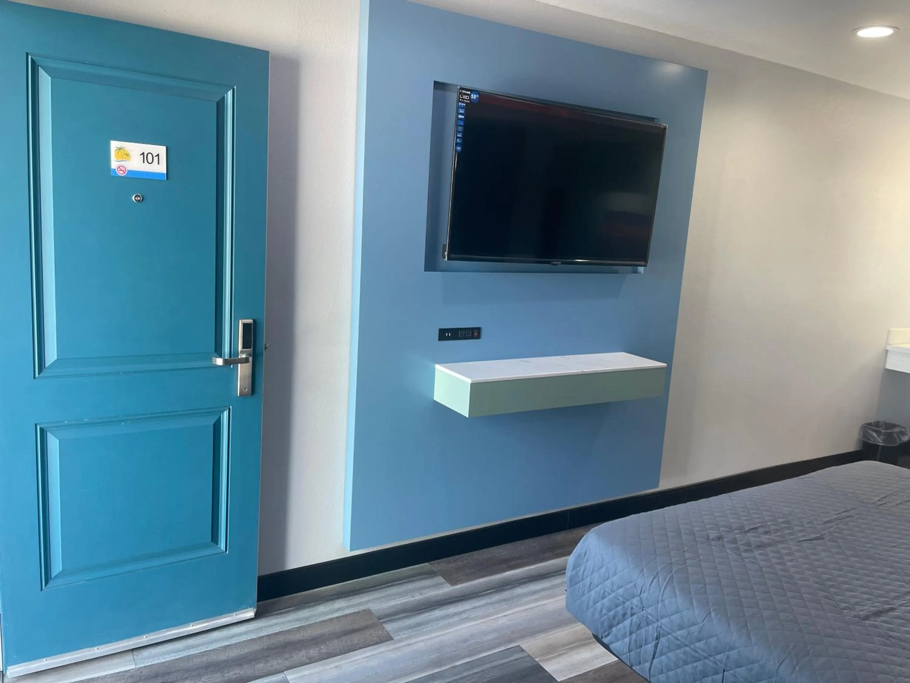 Bed in La Palma Motel, South Gate - Los Angeles area