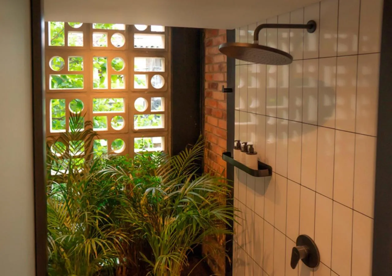 Shower in Nomada Hotel Origen