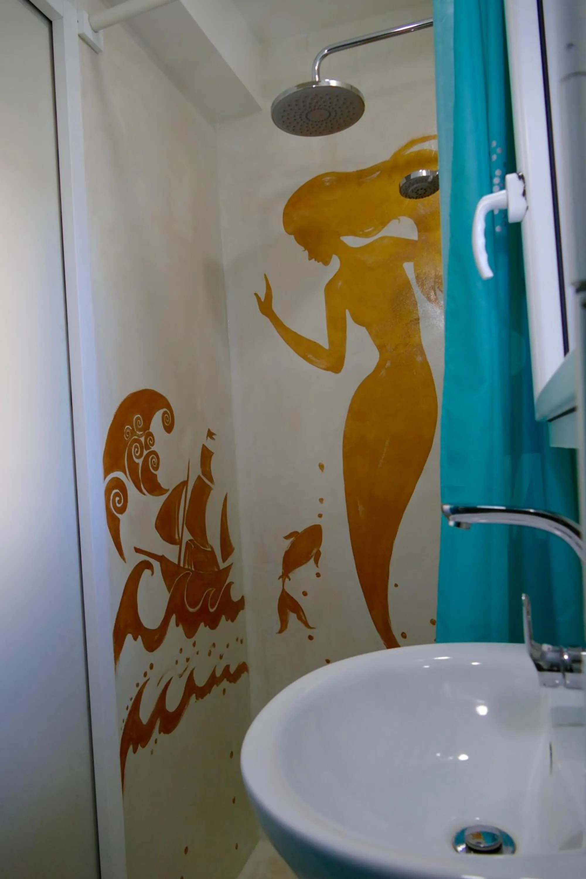 Shower in Chalet de Paris