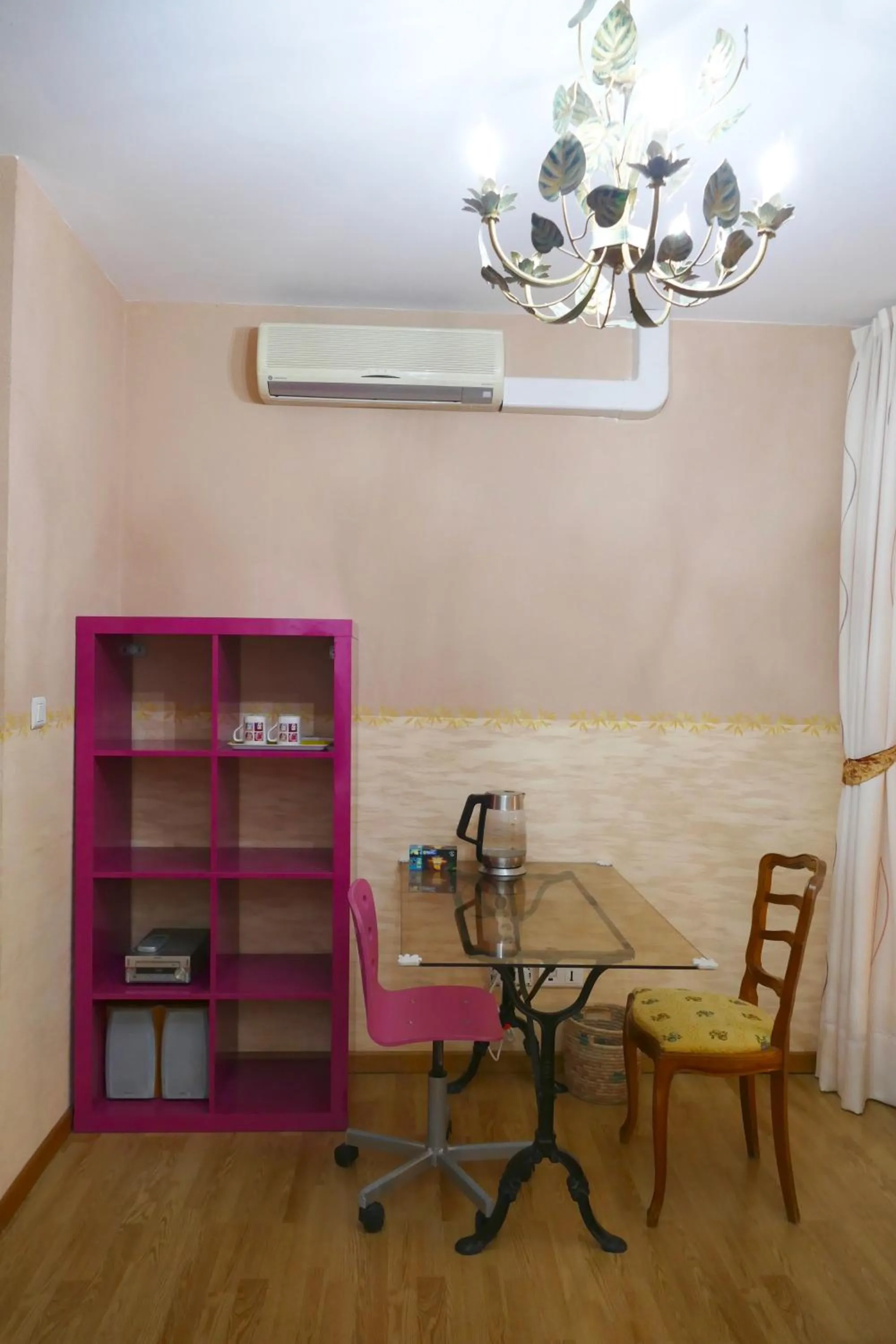 Seating area in Chalet de Paris