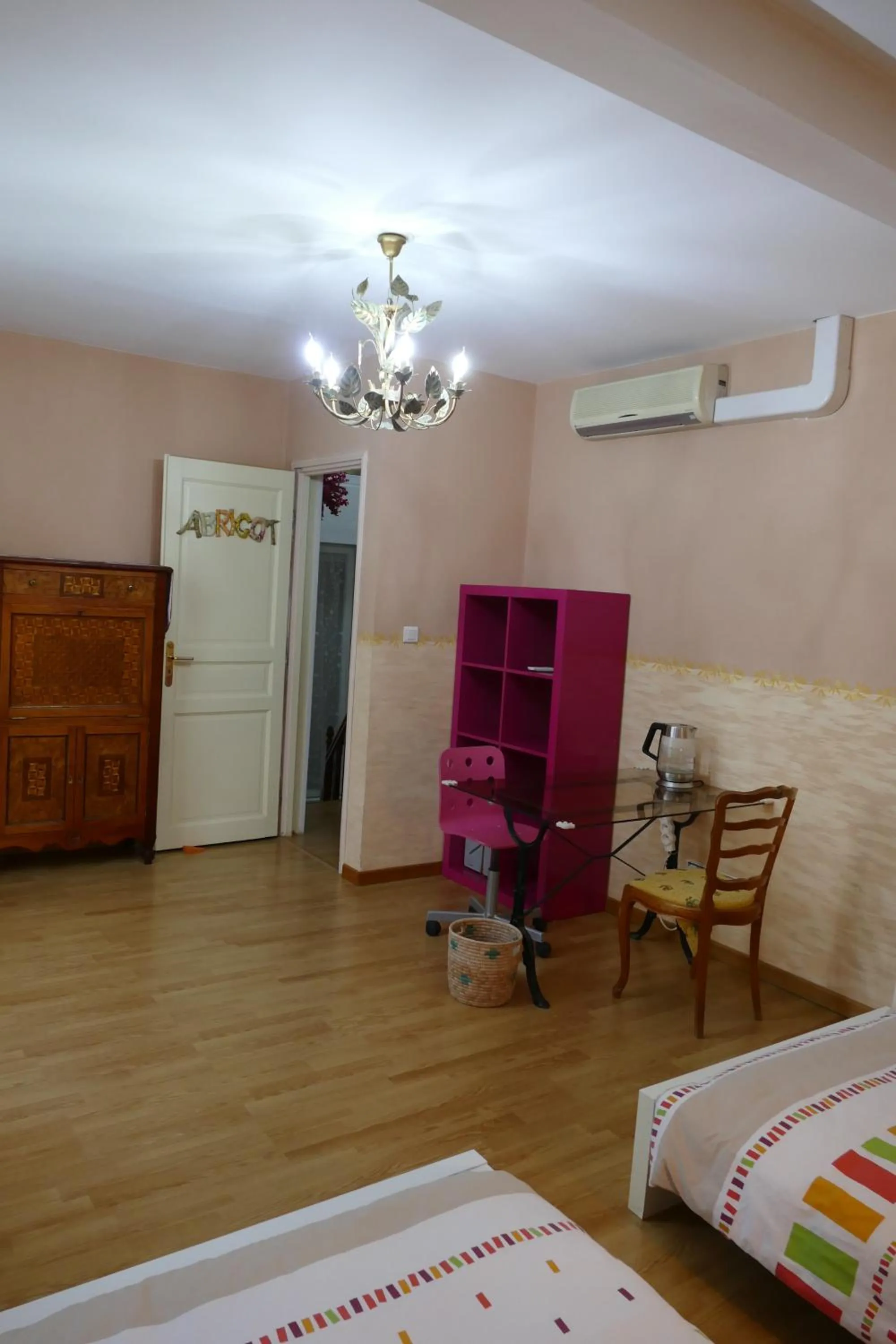 Photo of the whole room, Bed in Chalet de Paris