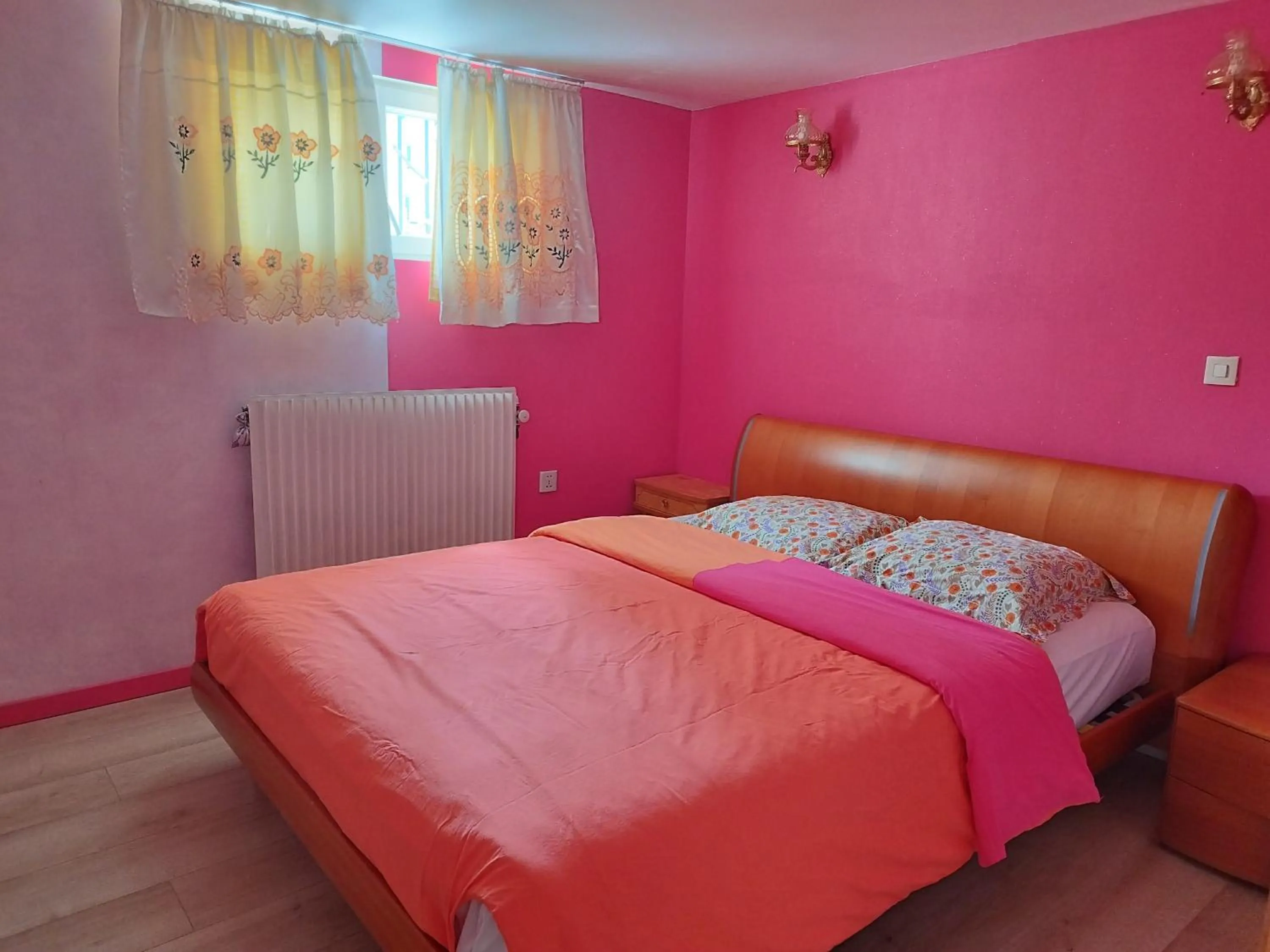 Bedroom, Bed in Chalet de Paris