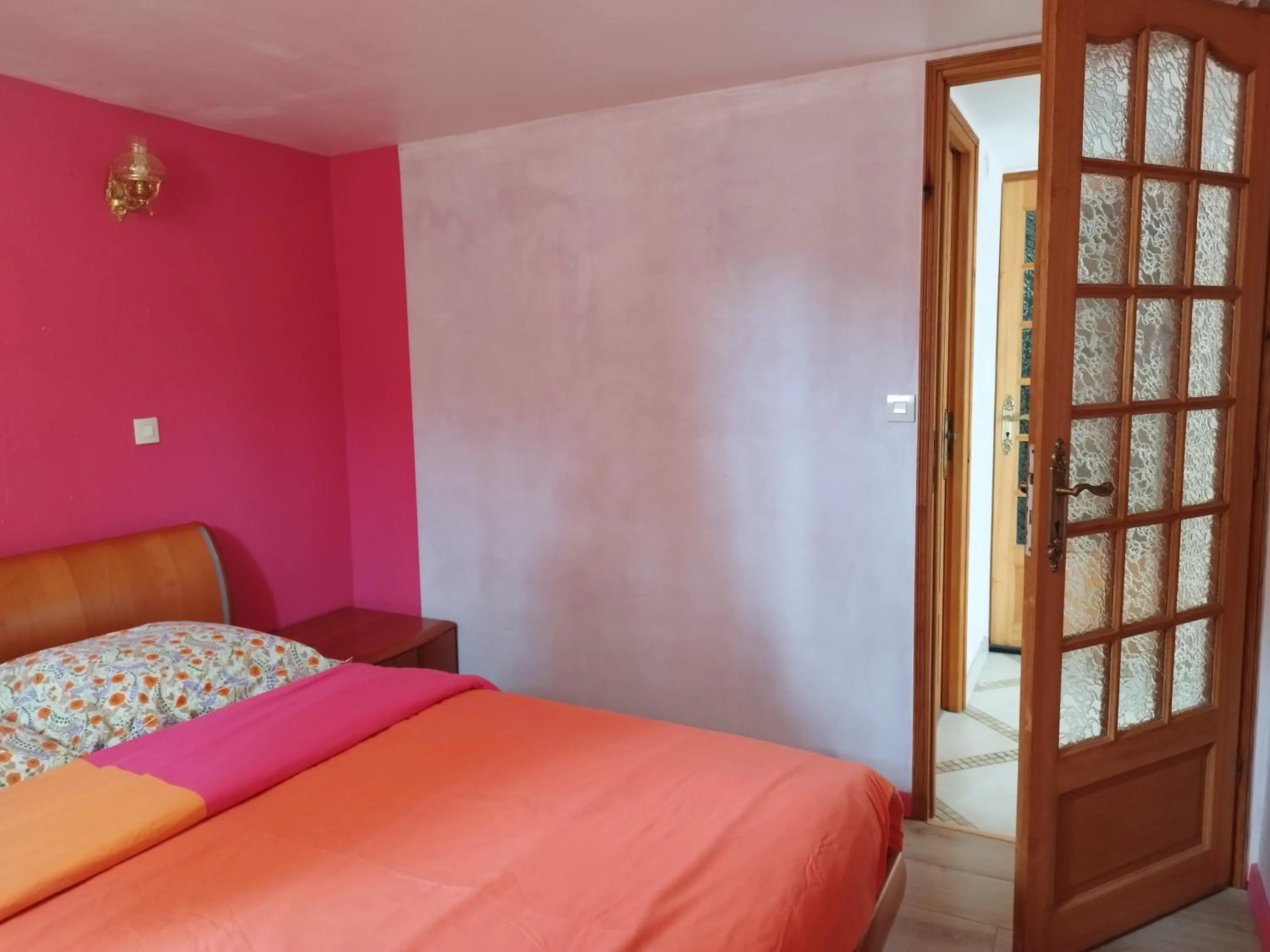 Bedroom, Bed in Chalet de Paris