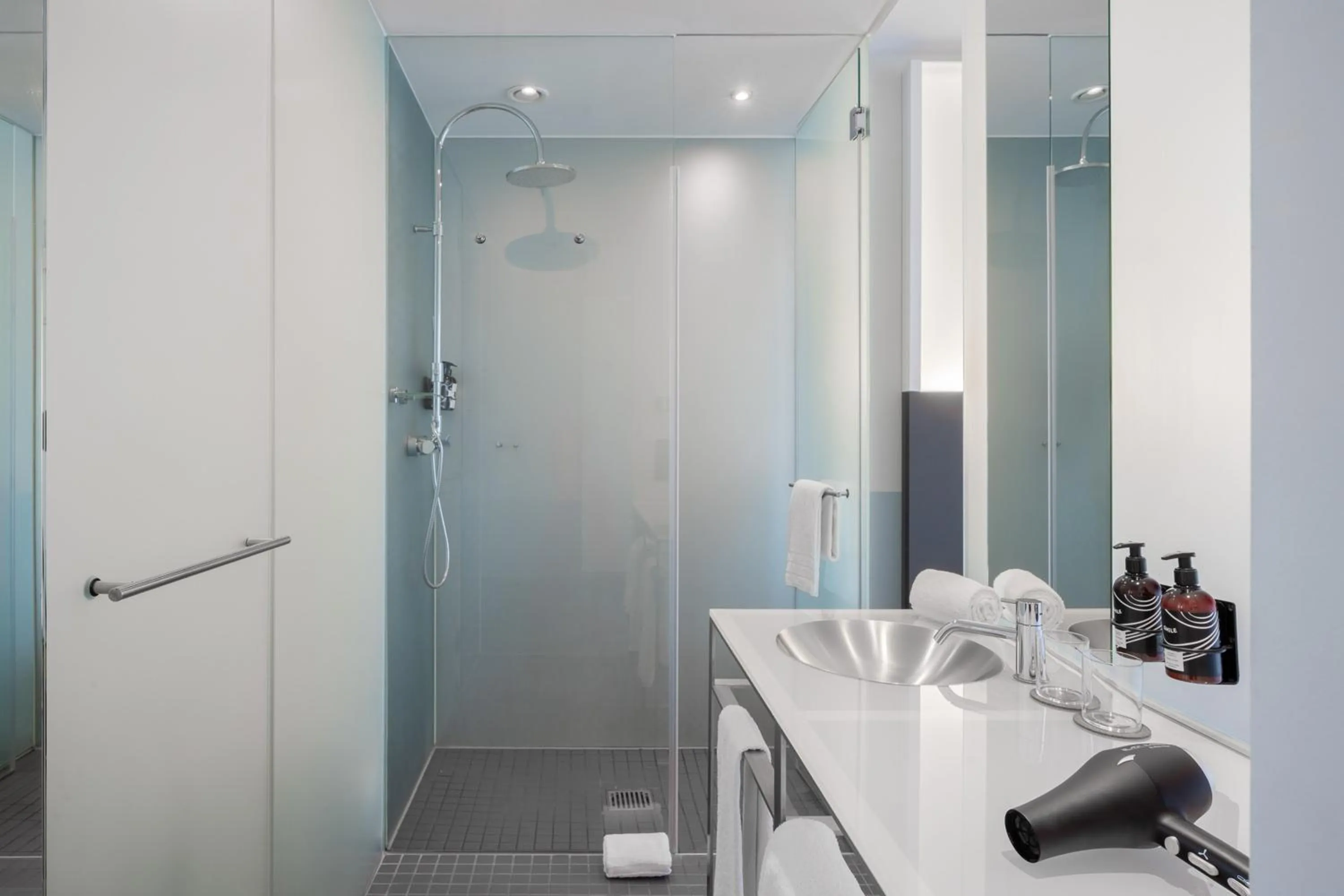 Shower in INNSiDE by Meliá Düsseldorf Derendorf