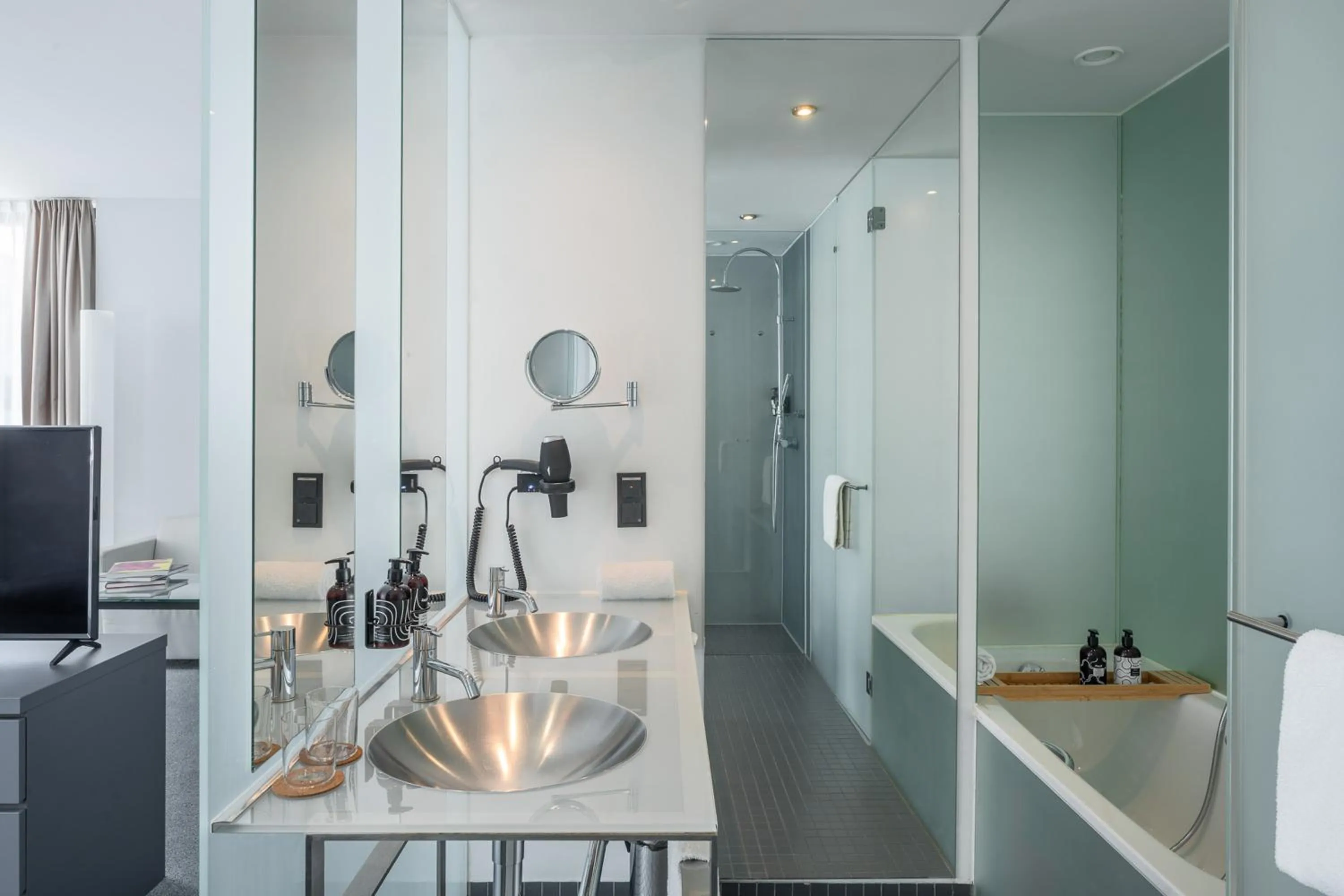 Bathroom in INNSiDE by Meliá Düsseldorf Derendorf