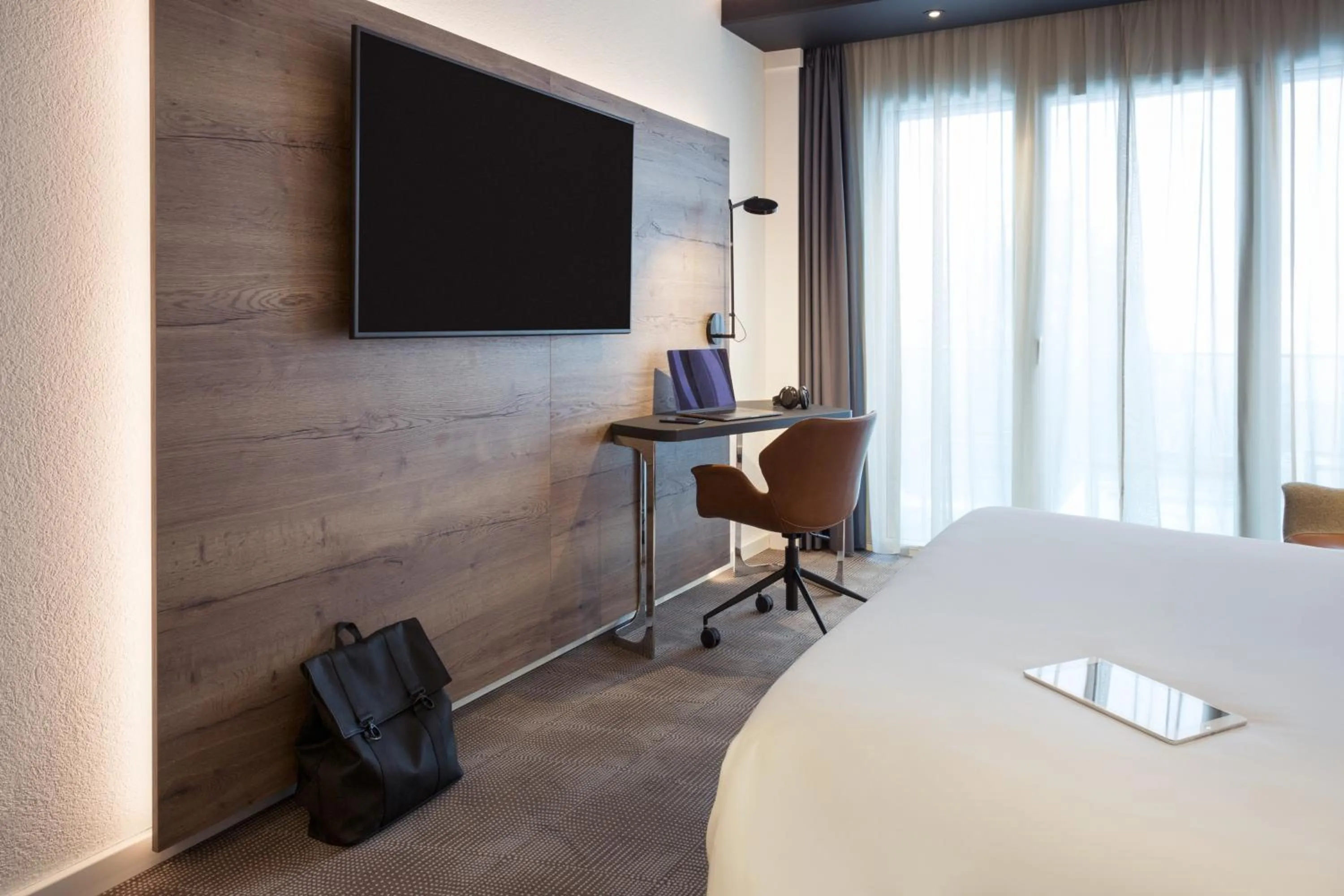 Shower, Bed in Novotel Lausanne Bussigny