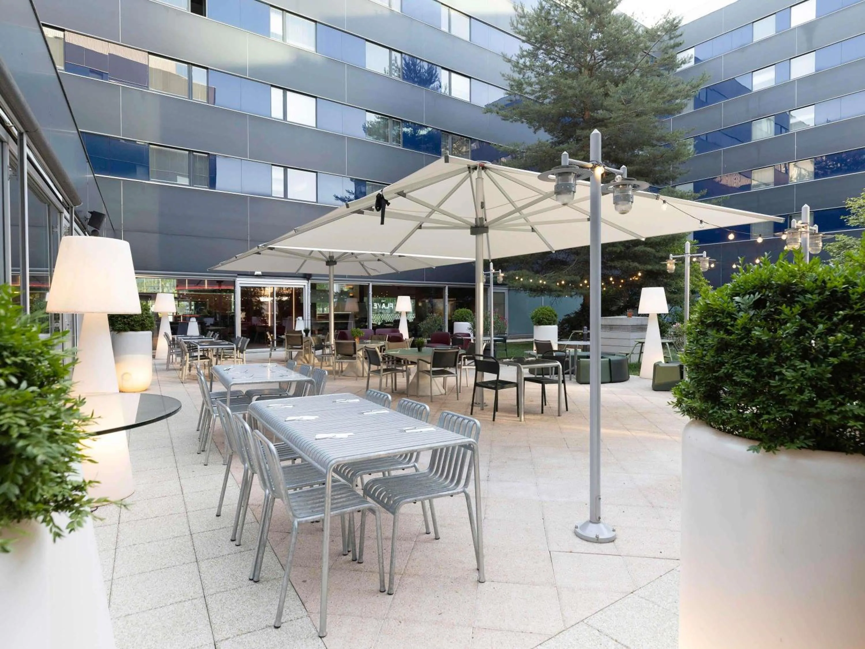 Restaurant/places to eat in Novotel Zurich City West