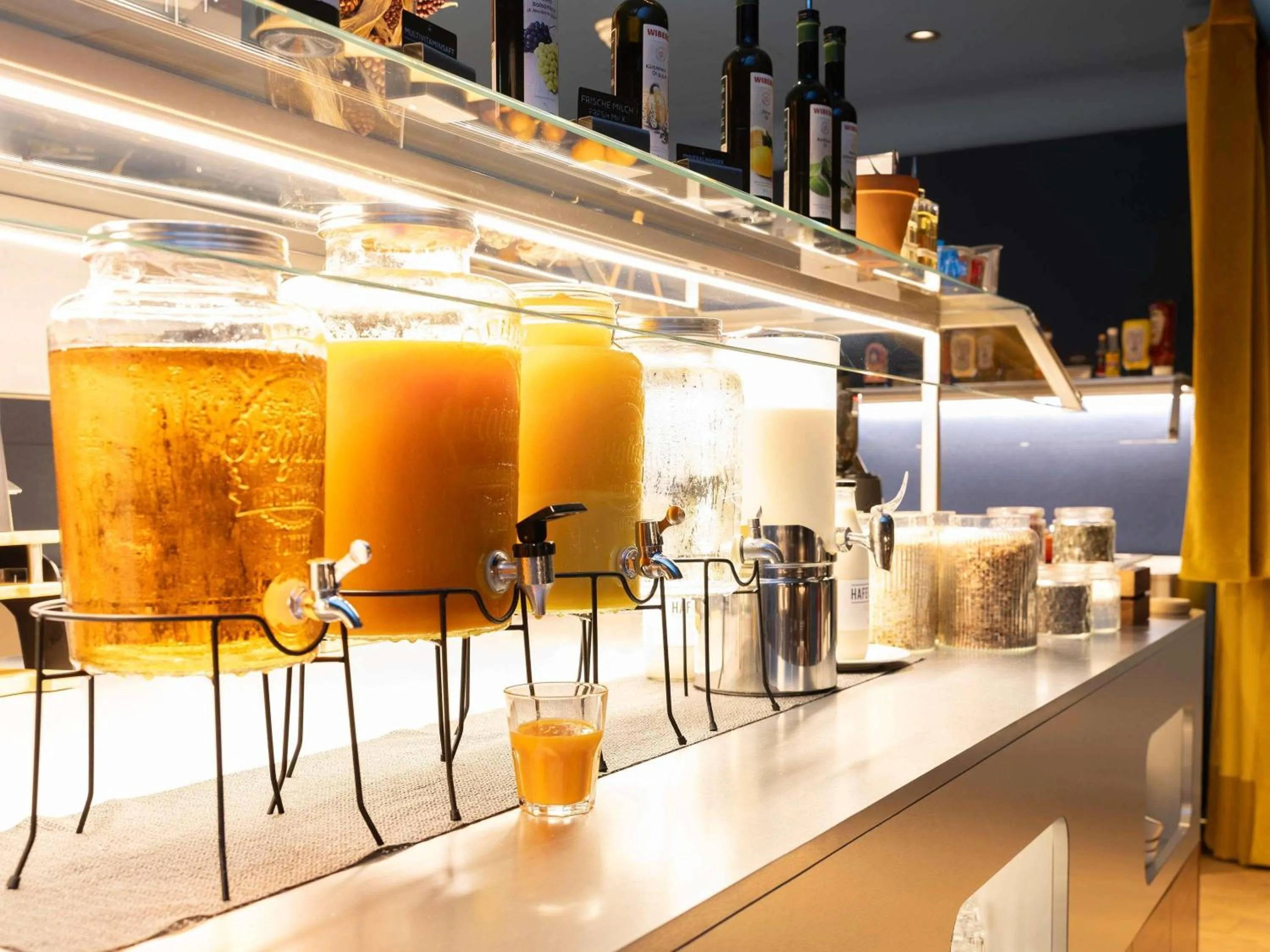 Restaurant/places to eat in Novotel Zurich City West