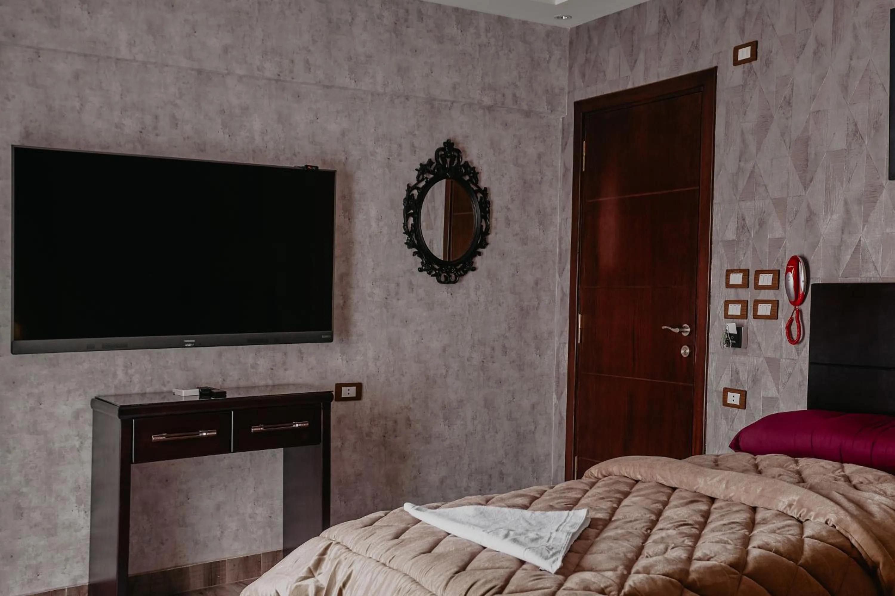 Bedroom, Bed in Pyramids Planet Hotel