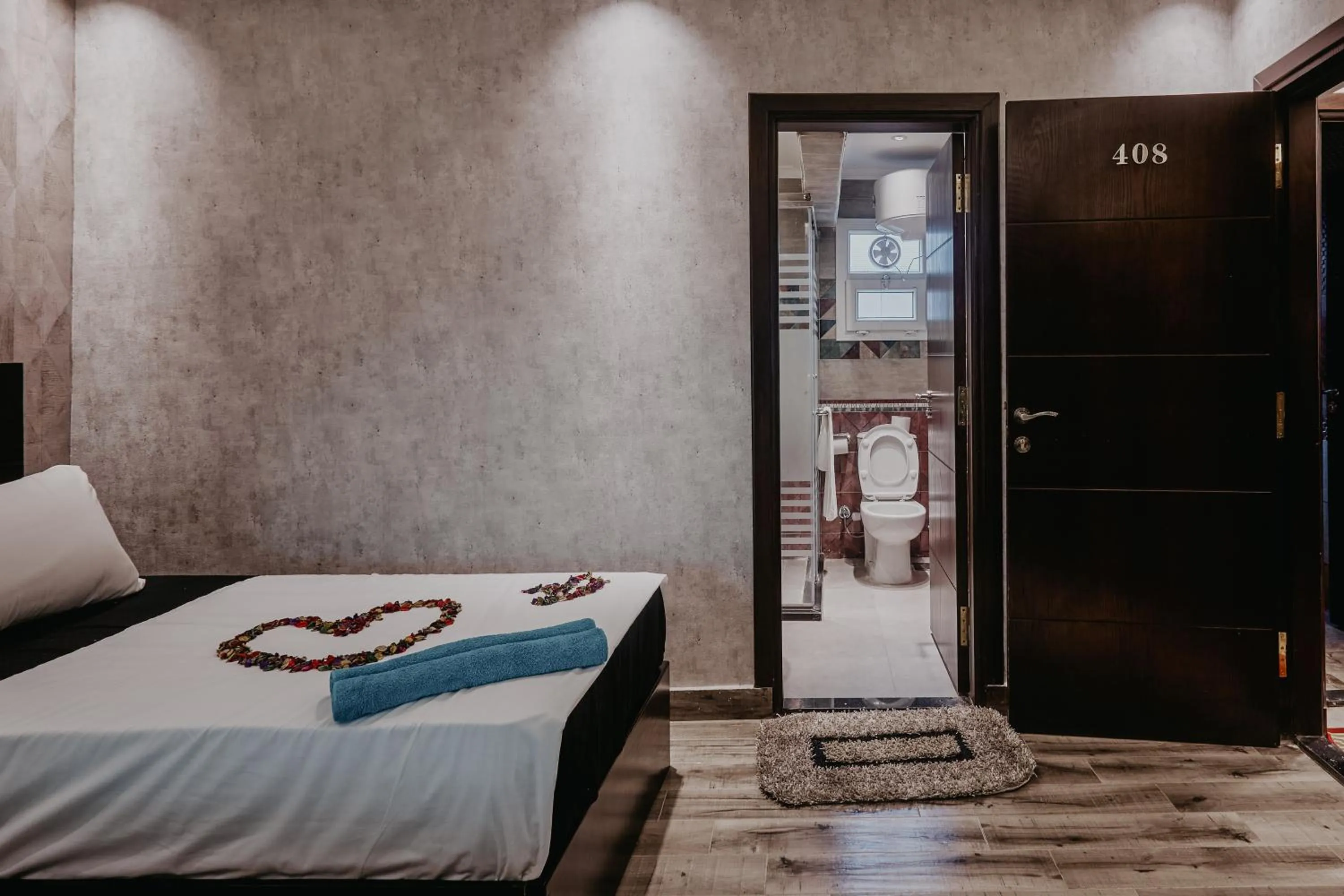 Photo of the whole room, Bed in Pyramids Planet Hotel