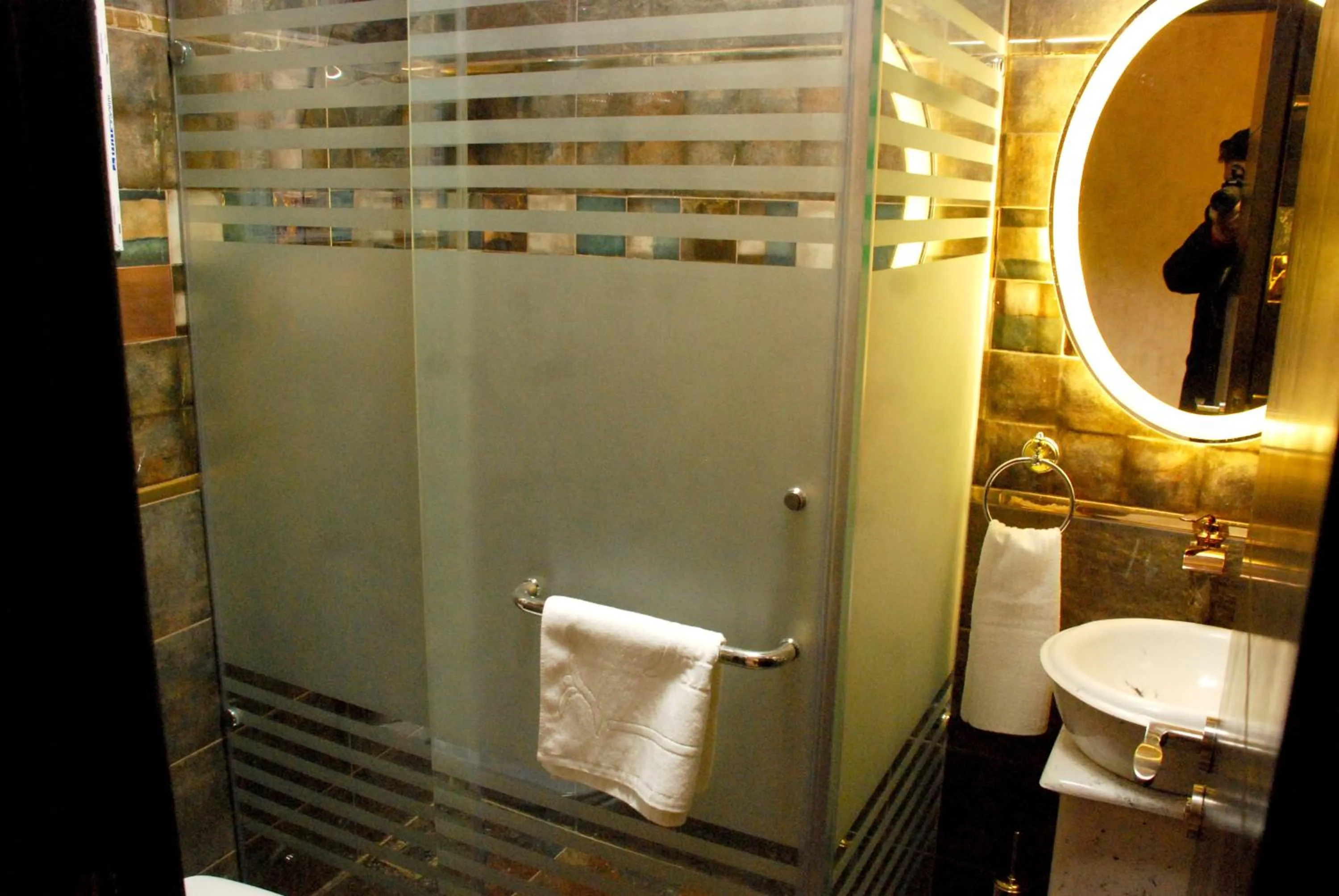 Bathroom in Pyramids Planet Hotel