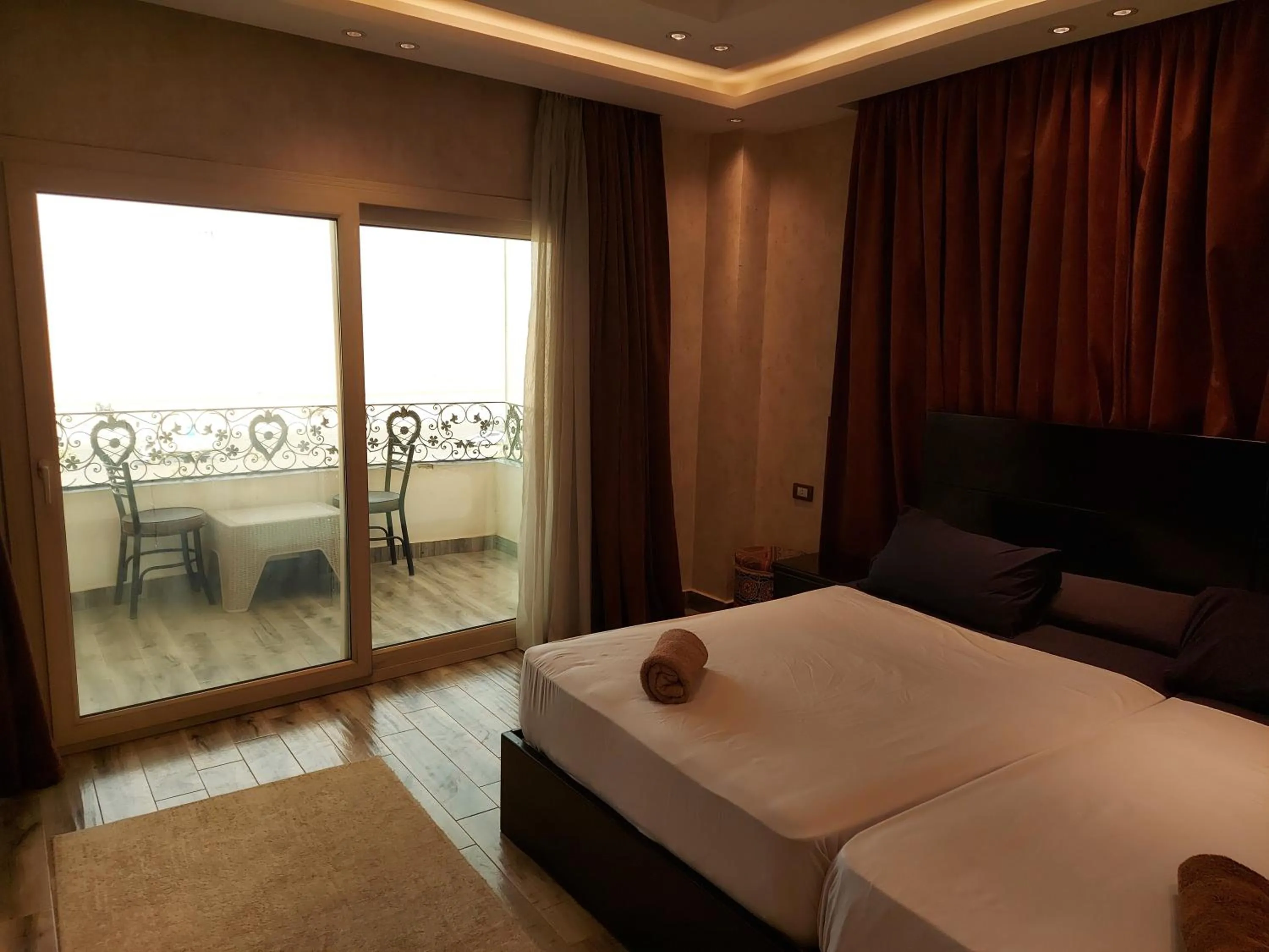 Balcony/Terrace, Bed in Pyramids Planet Hotel