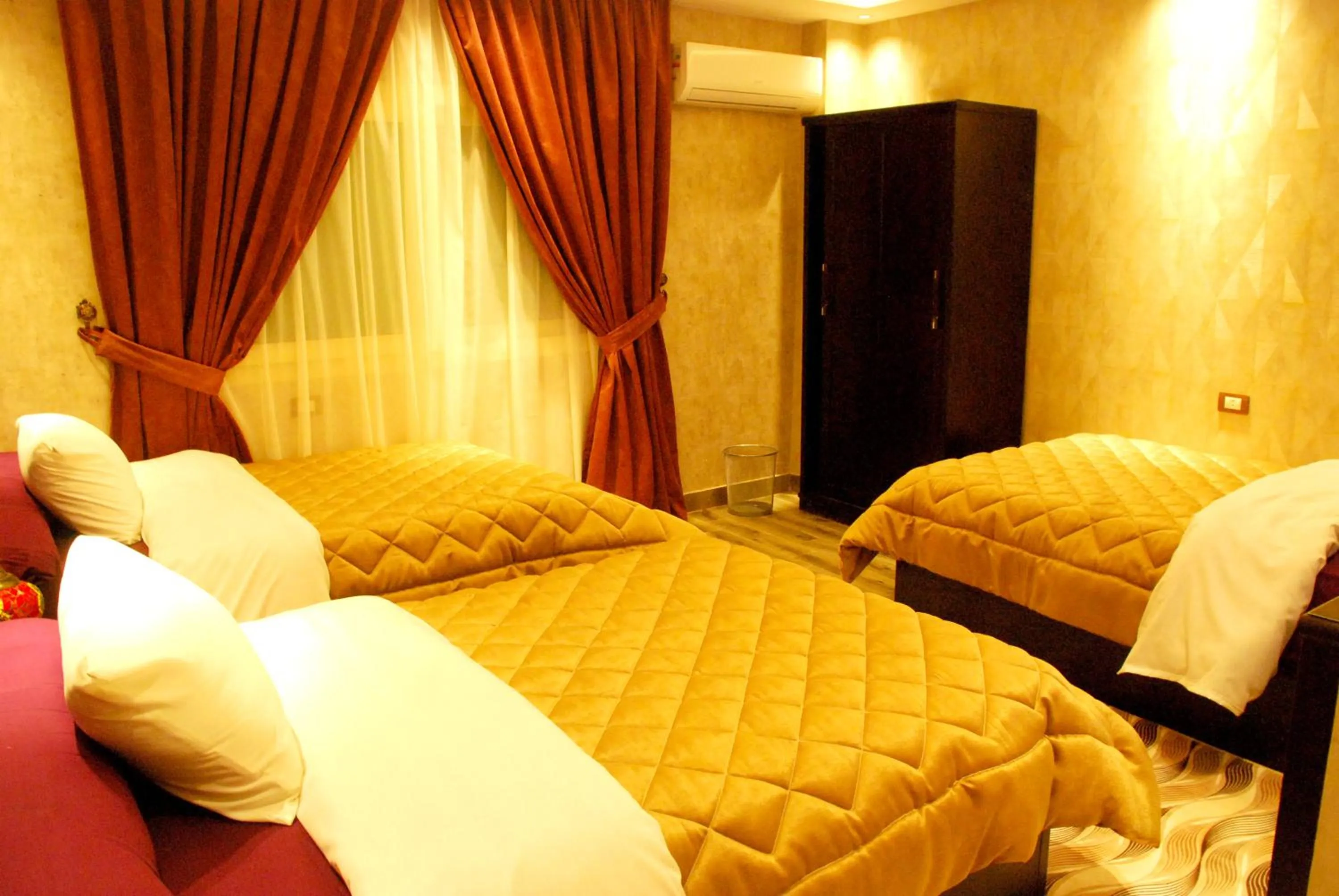 Bedroom, Bed in Pyramids Planet Hotel