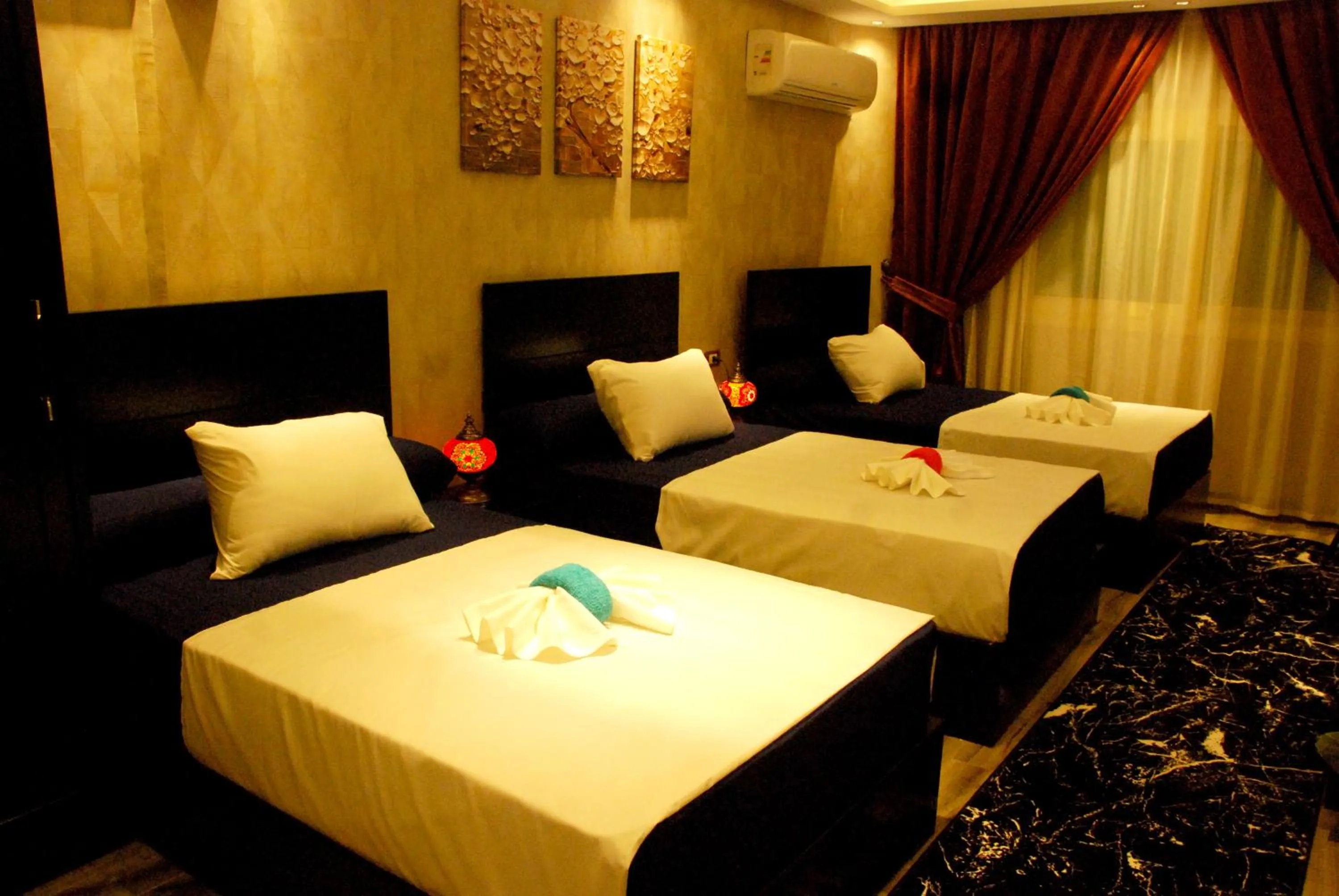 Bedroom, Bed in Pyramids Planet Hotel