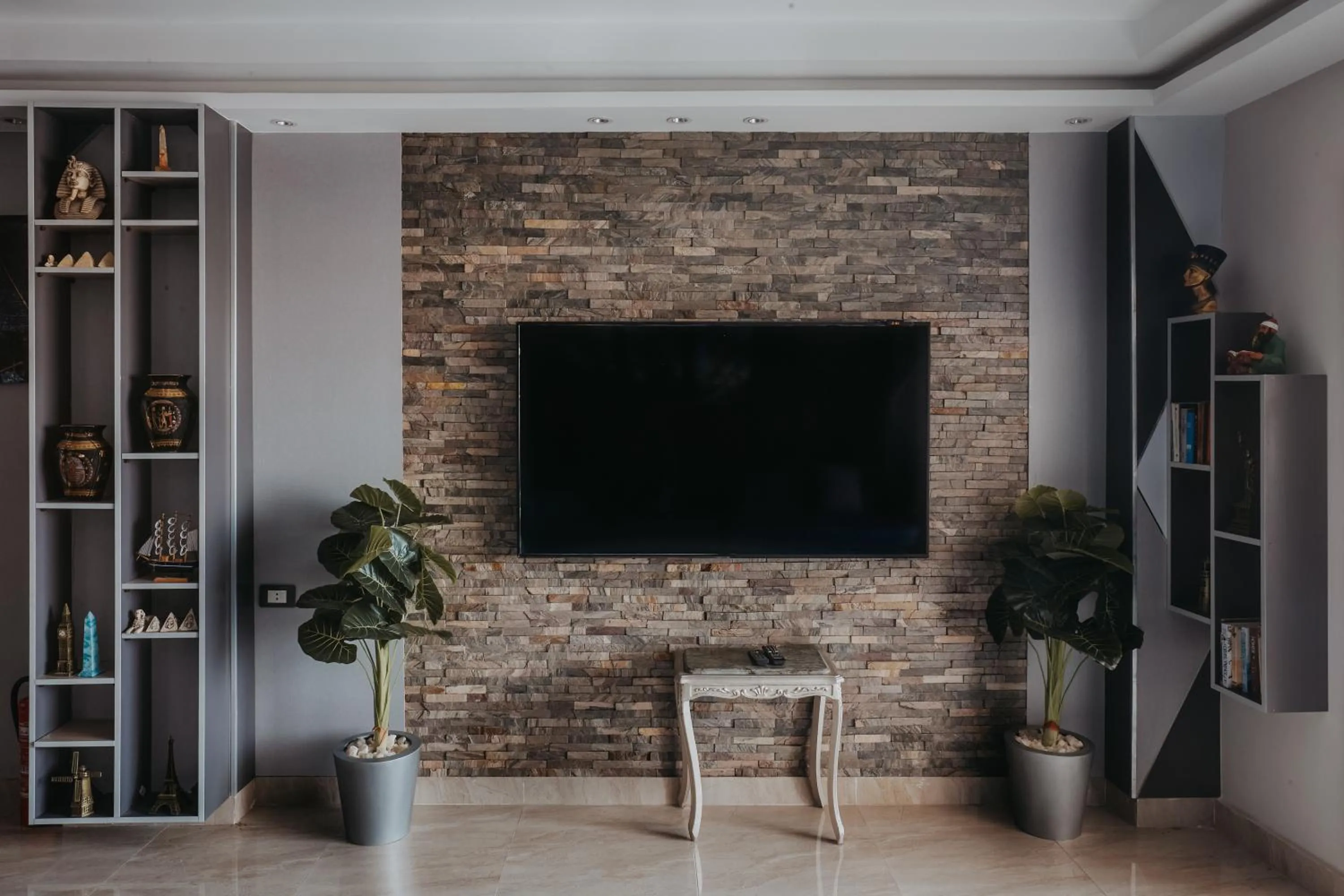 Communal lounge/ TV room in Pyramids Planet Hotel
