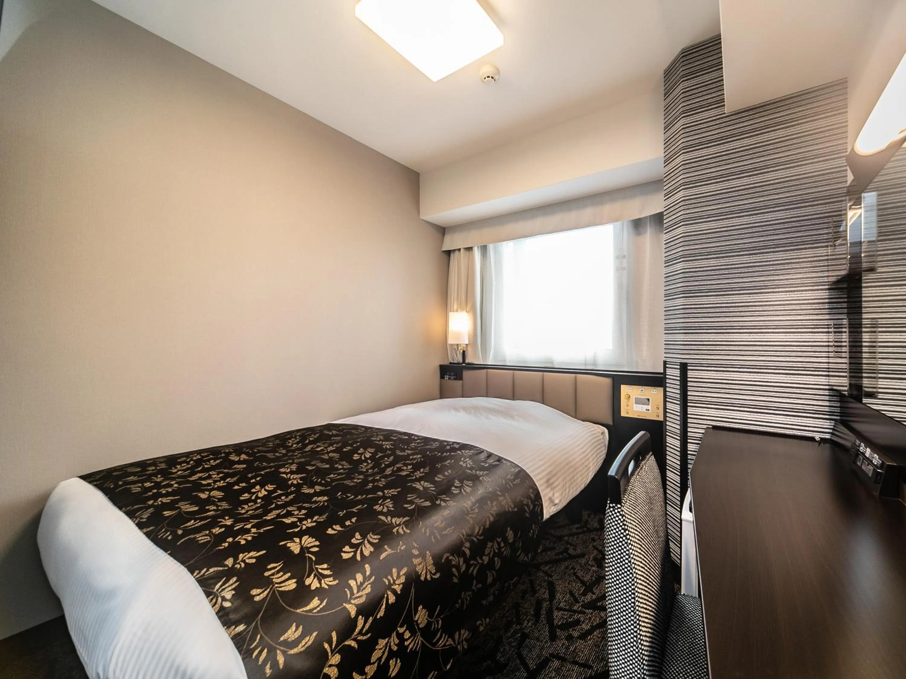 Bed in APA Hotel Osaka Temmabashi Ekimae