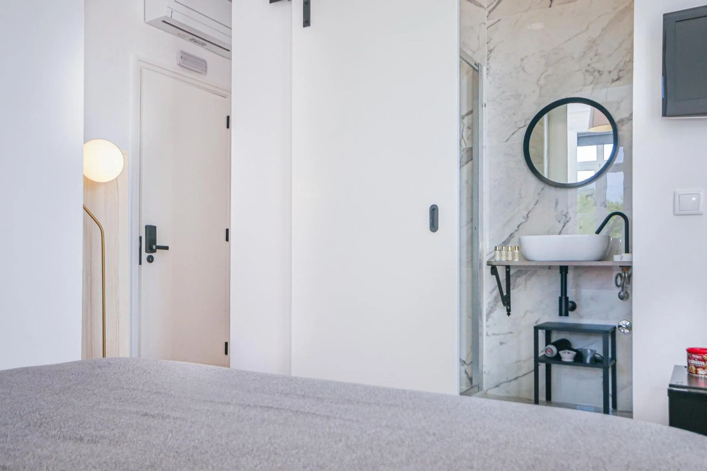 Toilet, Bed in Alvalade Palace