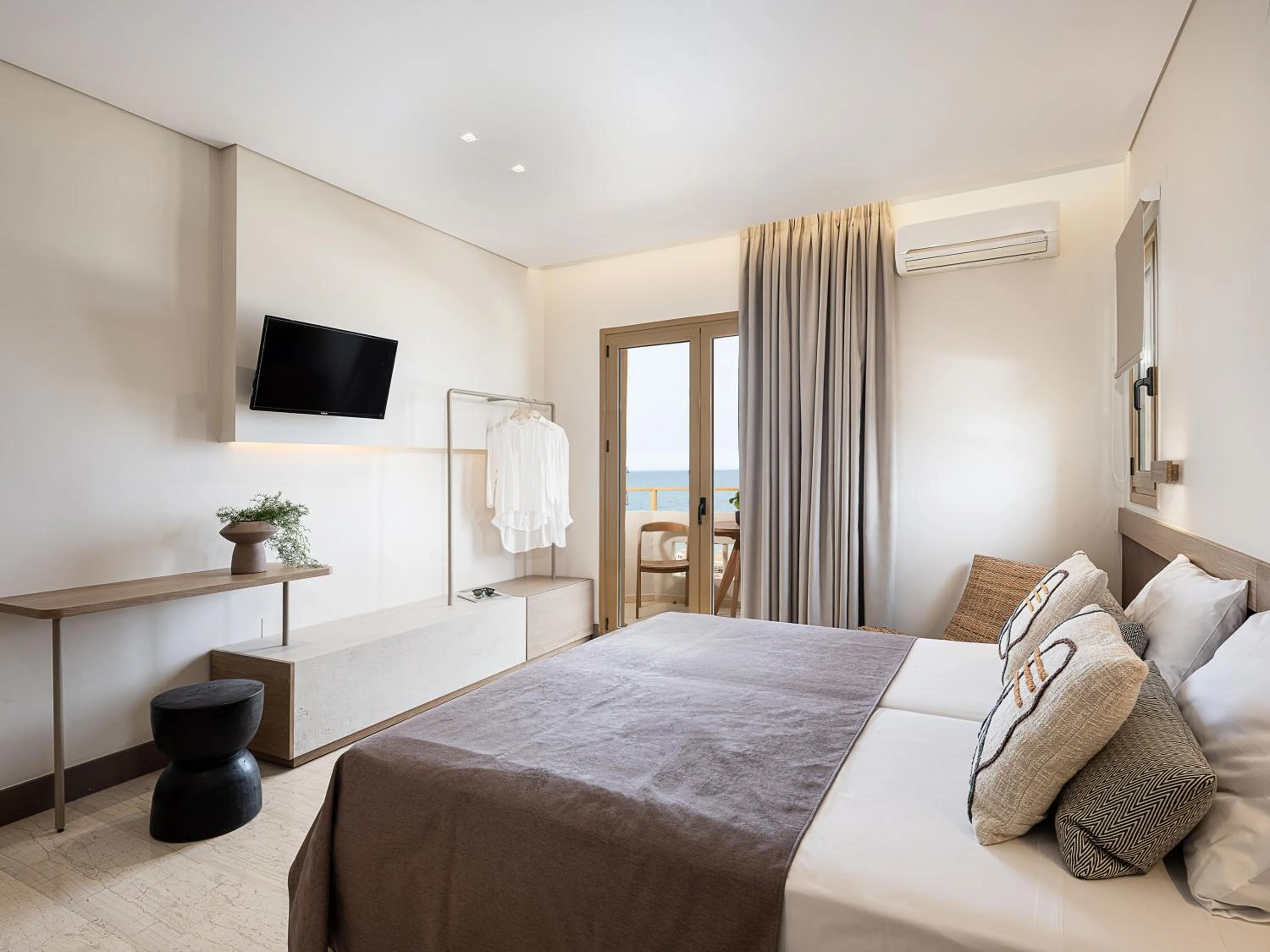 Bed in Esperides Beach Hotel Apartments