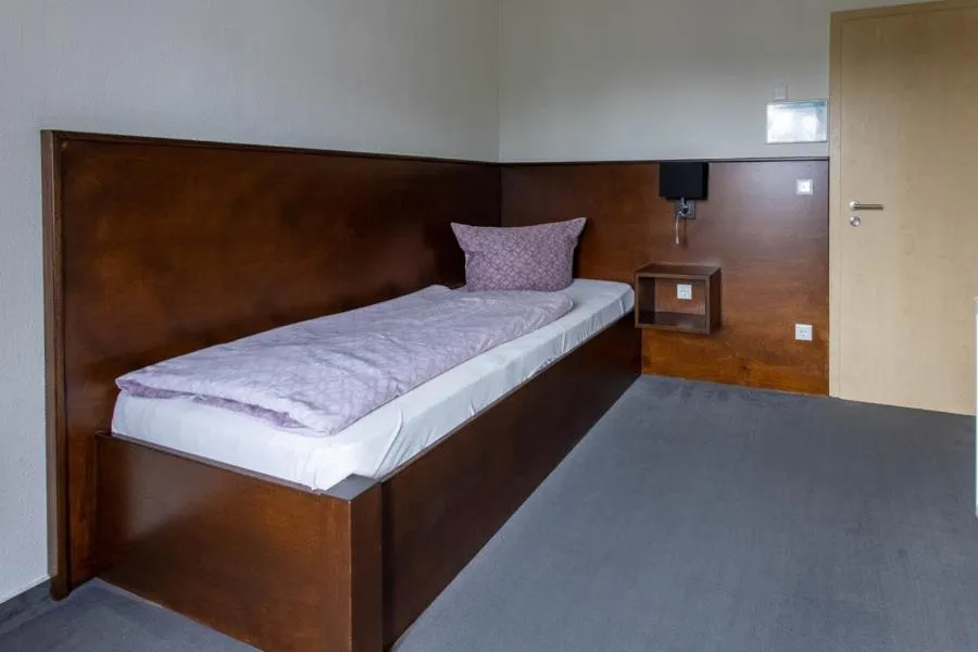 Shower, Bed in Hotel Restaurant Fritz