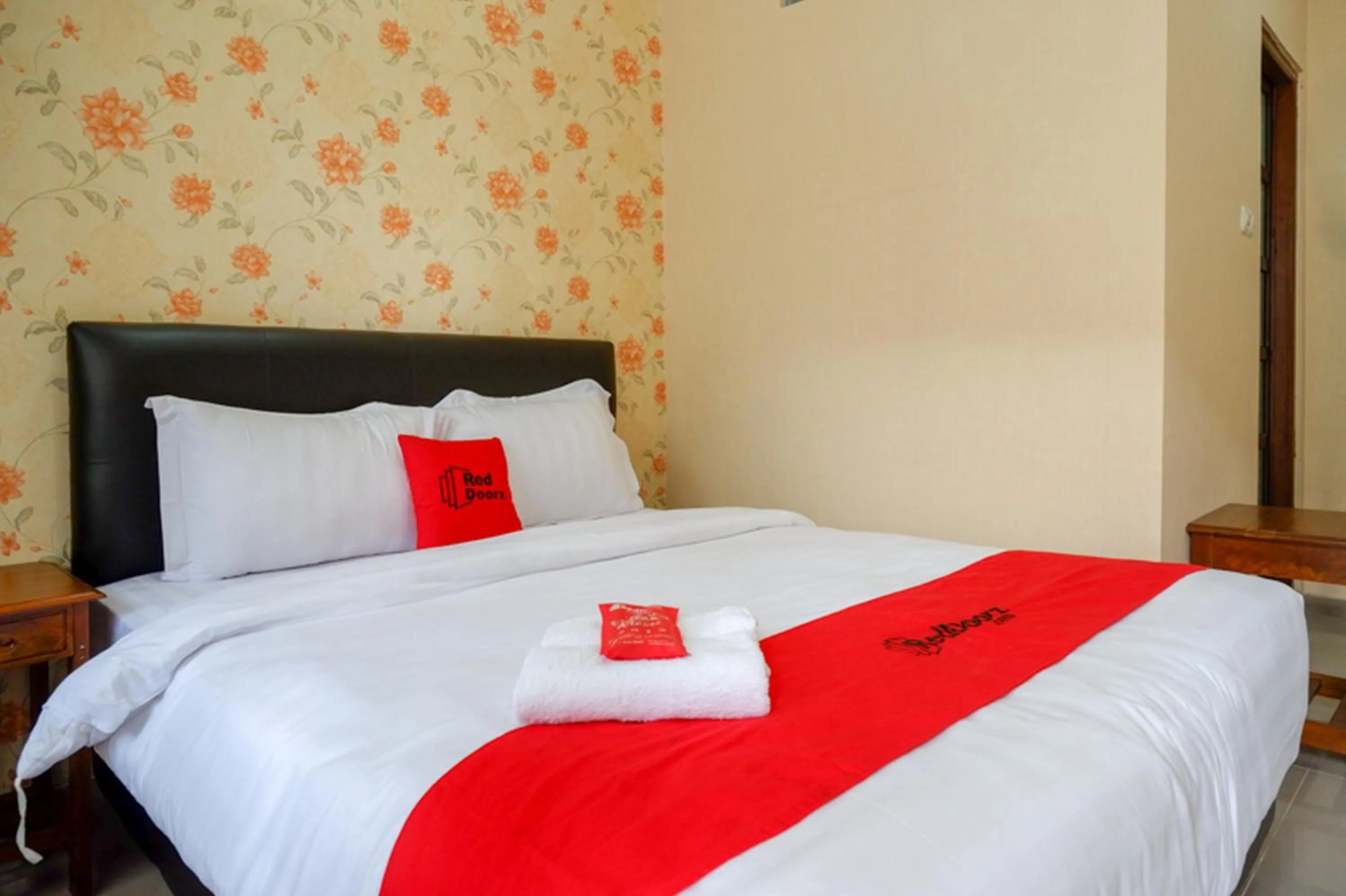 Bedroom, Bed in RedDoorz @ Jalan Majapahit Semarang