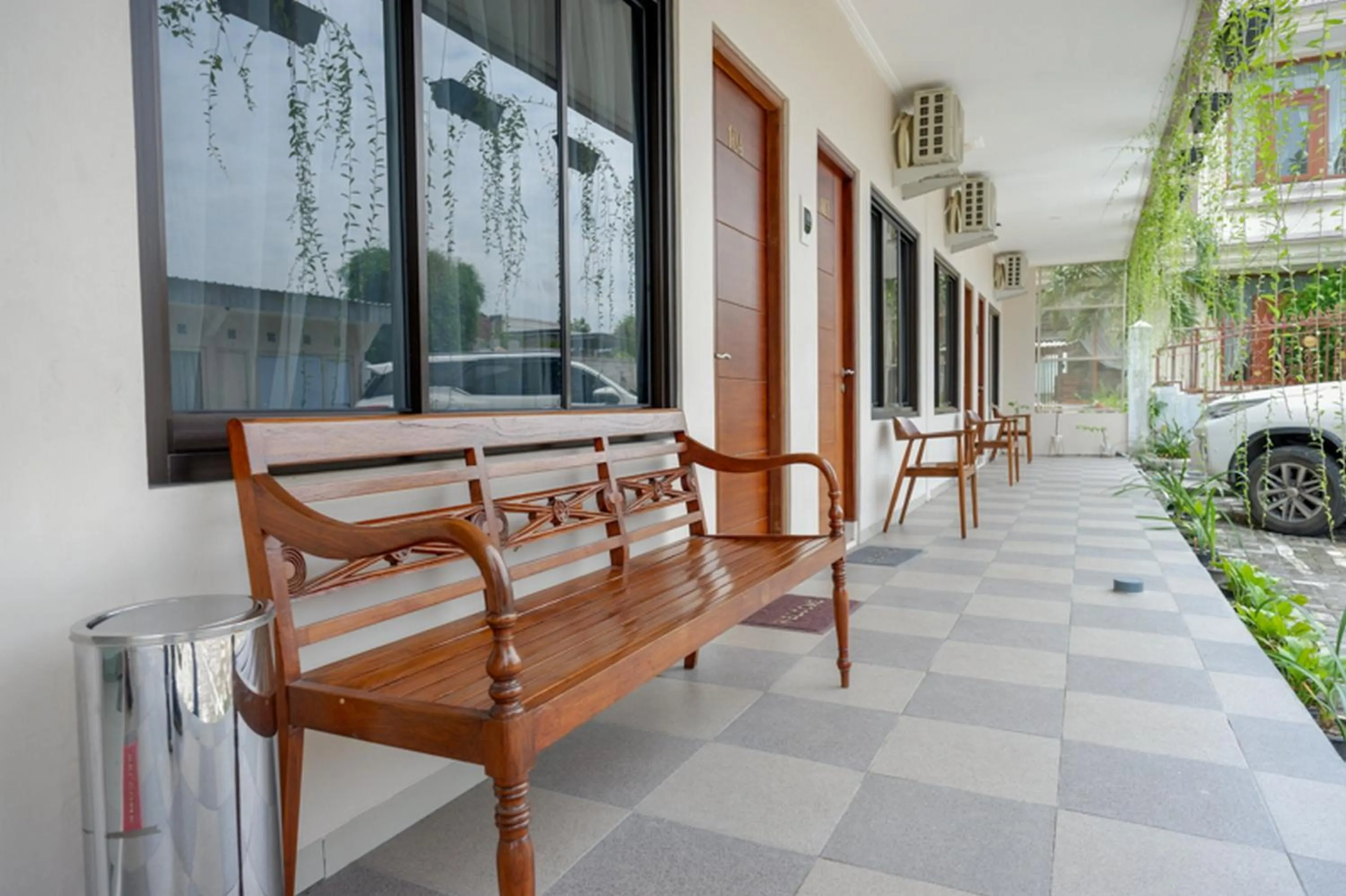 Seating area in RedDoorz @ Jalan Majapahit Semarang