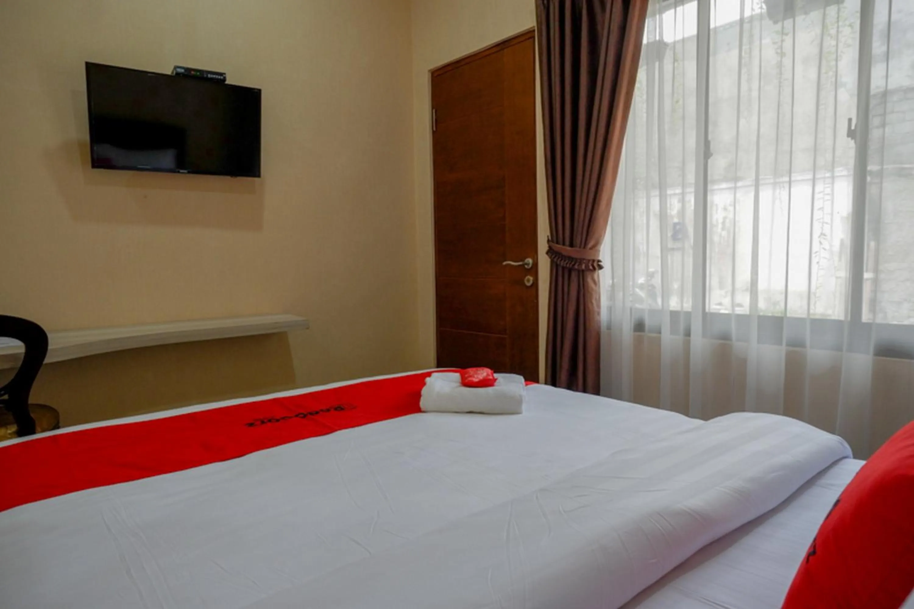 Bedroom, Bed in RedDoorz @ Jalan Majapahit Semarang