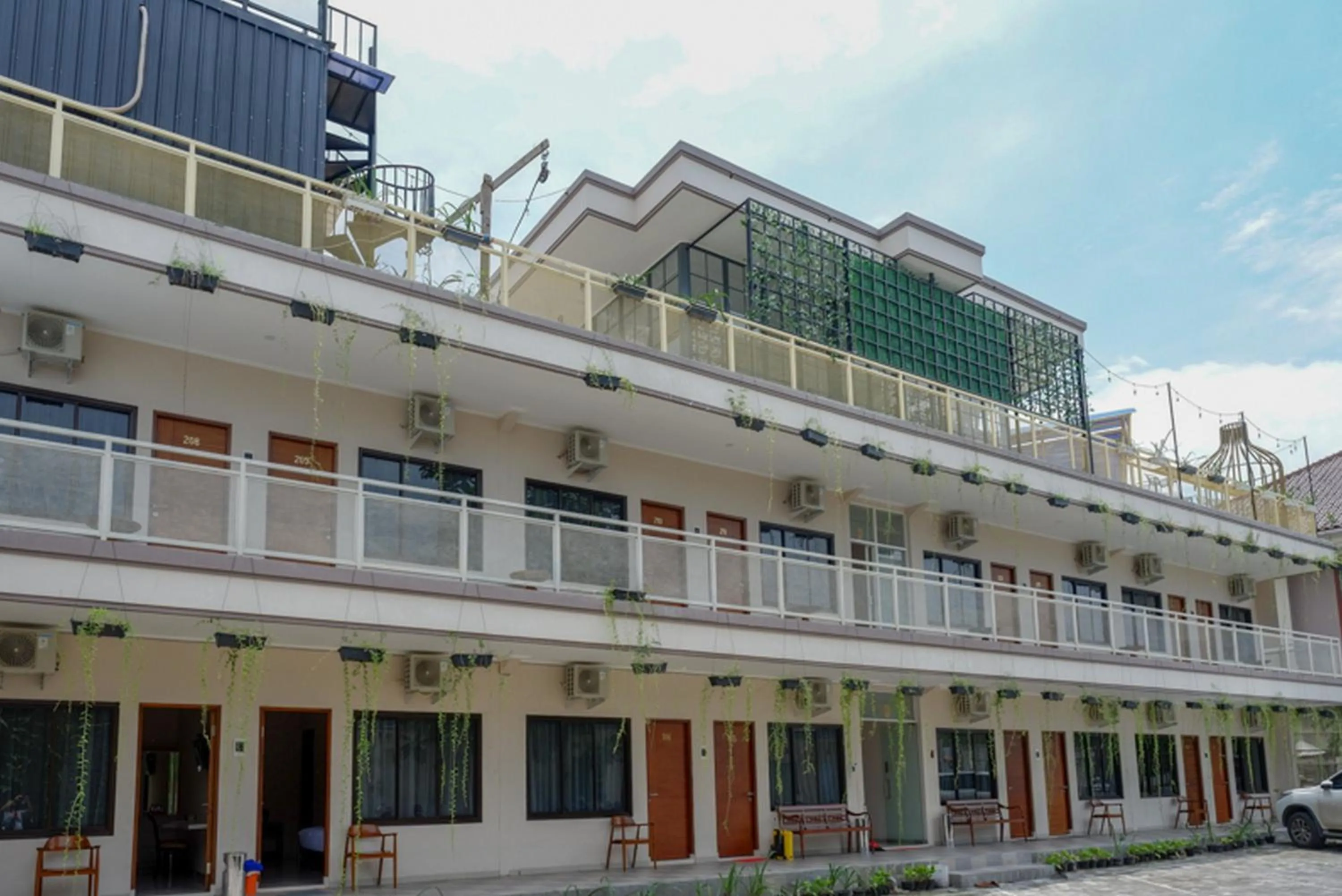 Facade/entrance in RedDoorz @ Jalan Majapahit Semarang