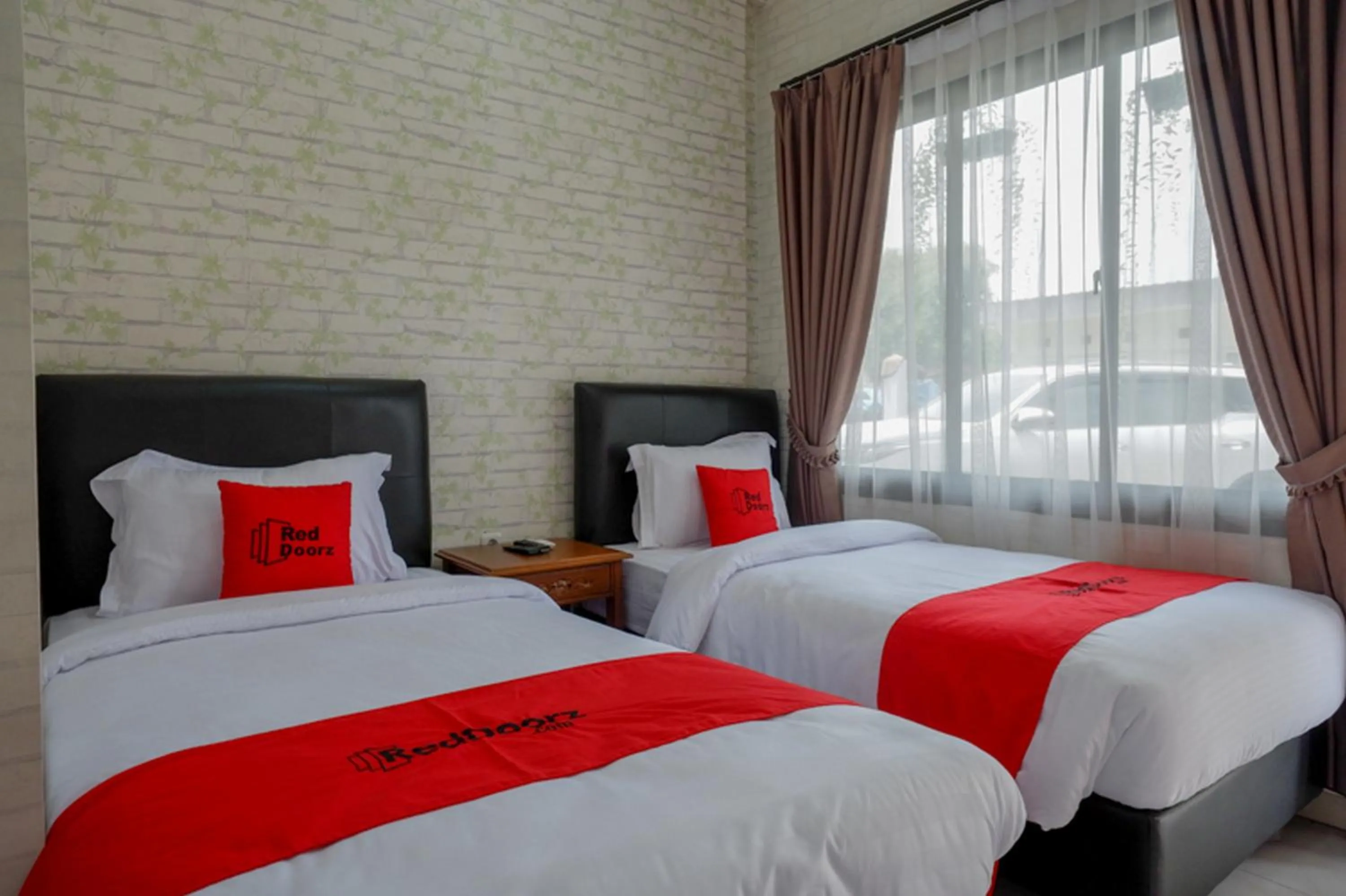 Bedroom, Bed in RedDoorz @ Jalan Majapahit Semarang
